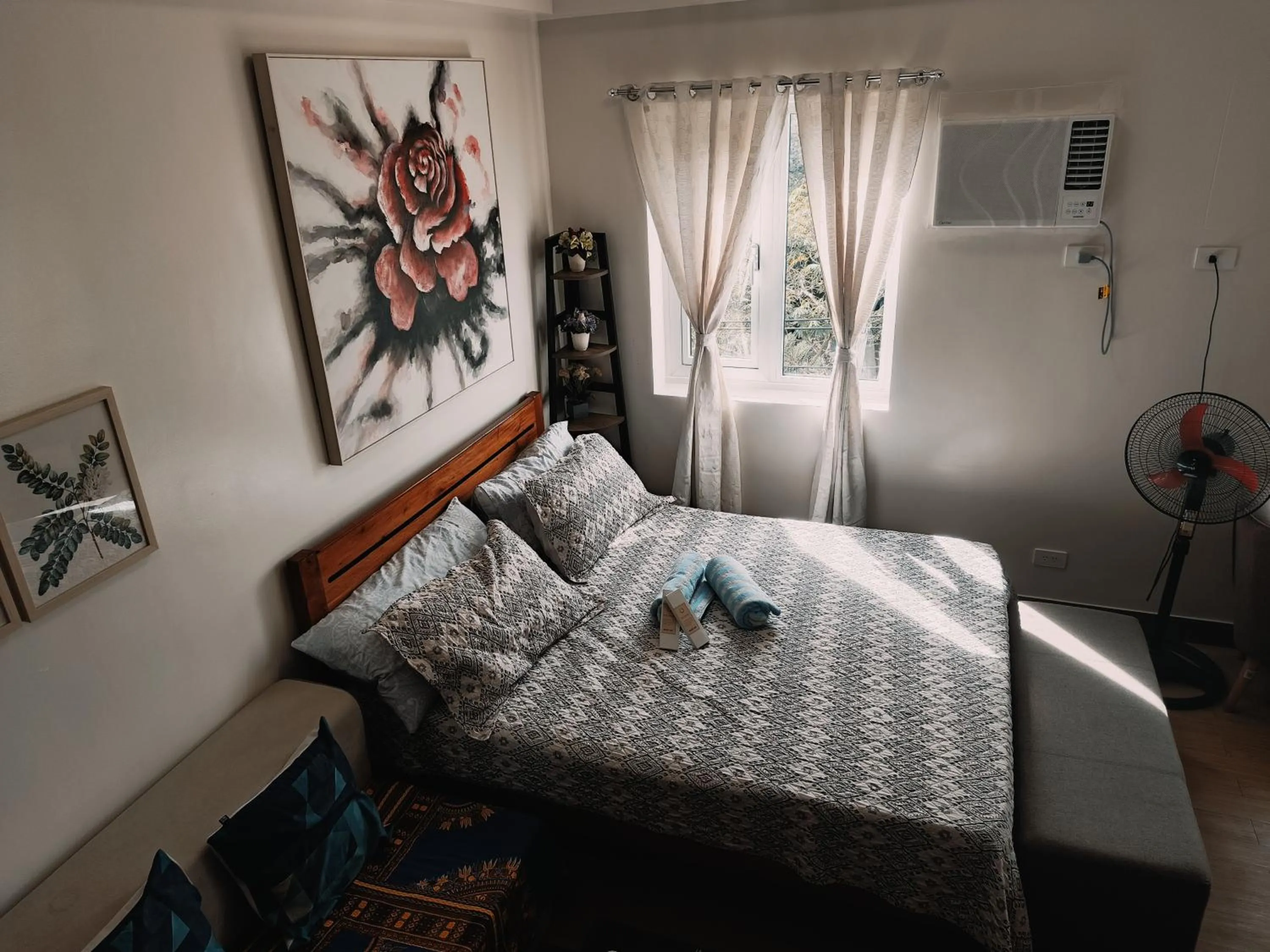 Bed in Happy Stays B - End Unit Greenery View at SMDC Hope Residences