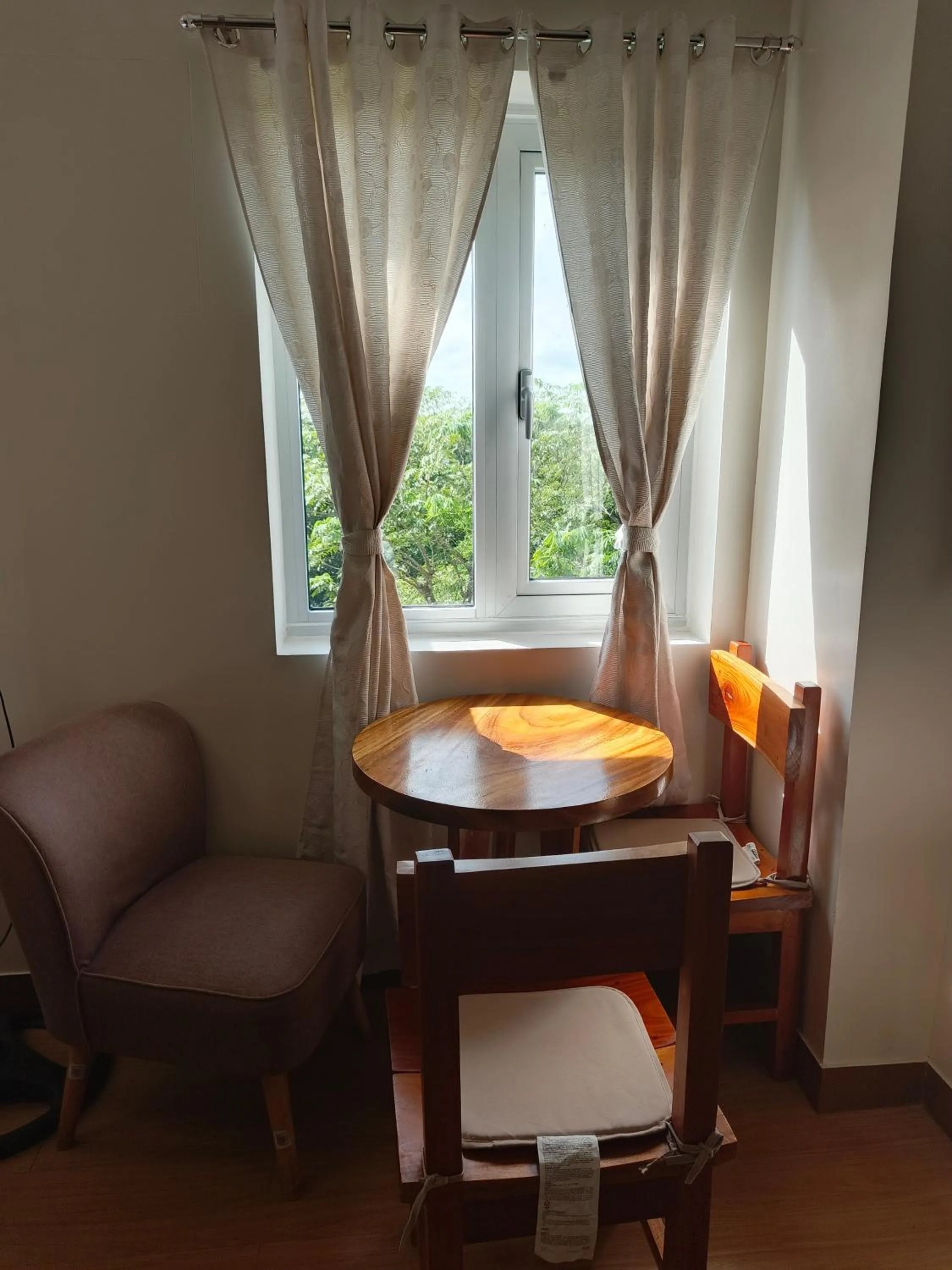 Seating area in Happy Stays B - End Unit Greenery View at SMDC Hope Residences