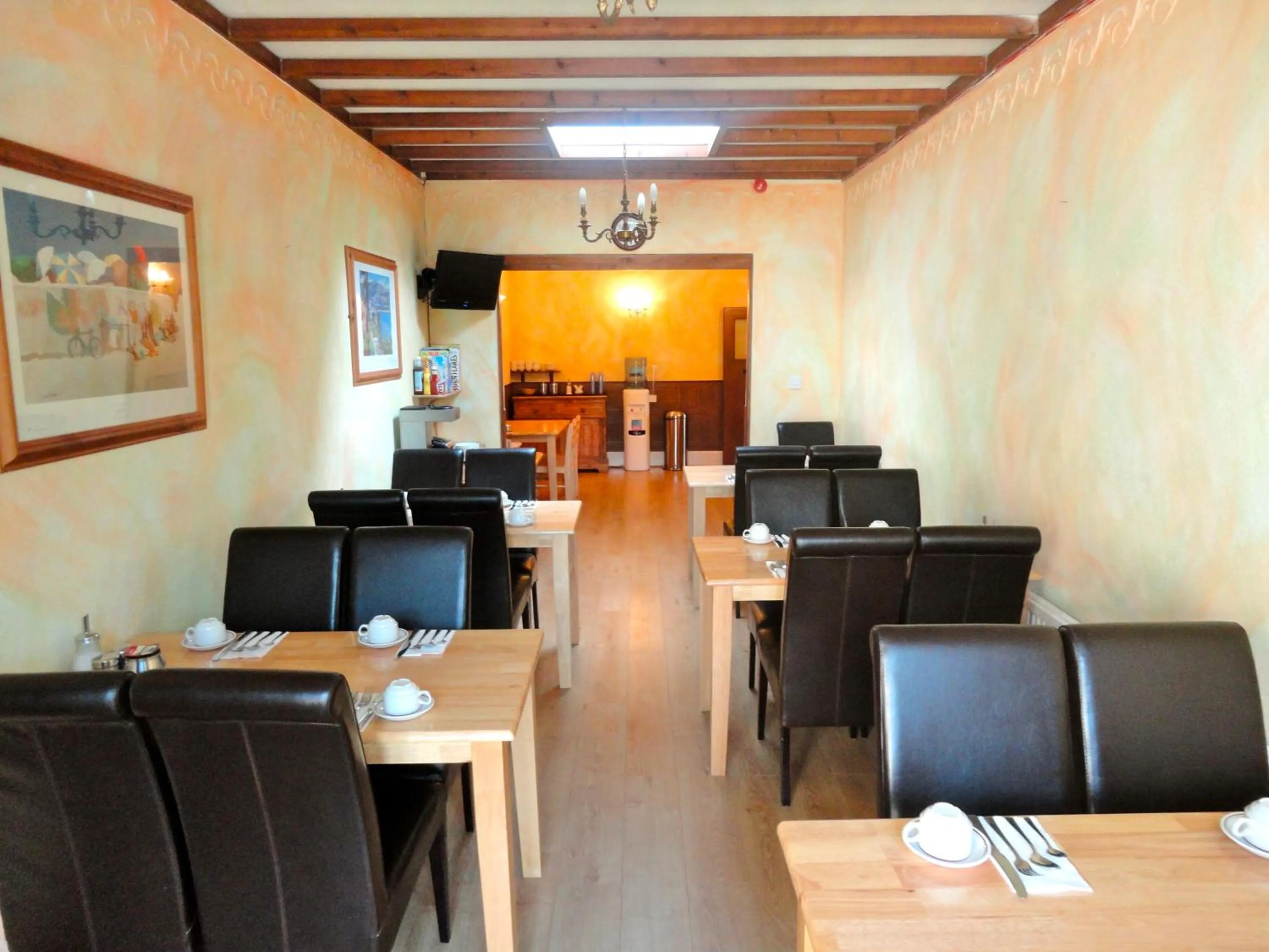 Restaurant/places to eat in Warwick Lodge