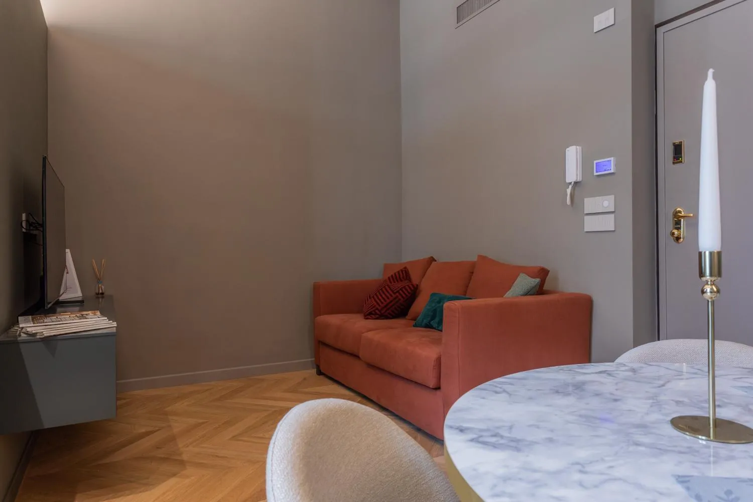 Communal lounge/ TV room in Lagrange Design Apartments by Wonderful Italy