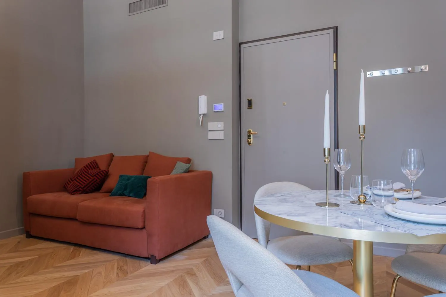 Communal lounge/ TV room in Lagrange Design Apartments by Wonderful Italy