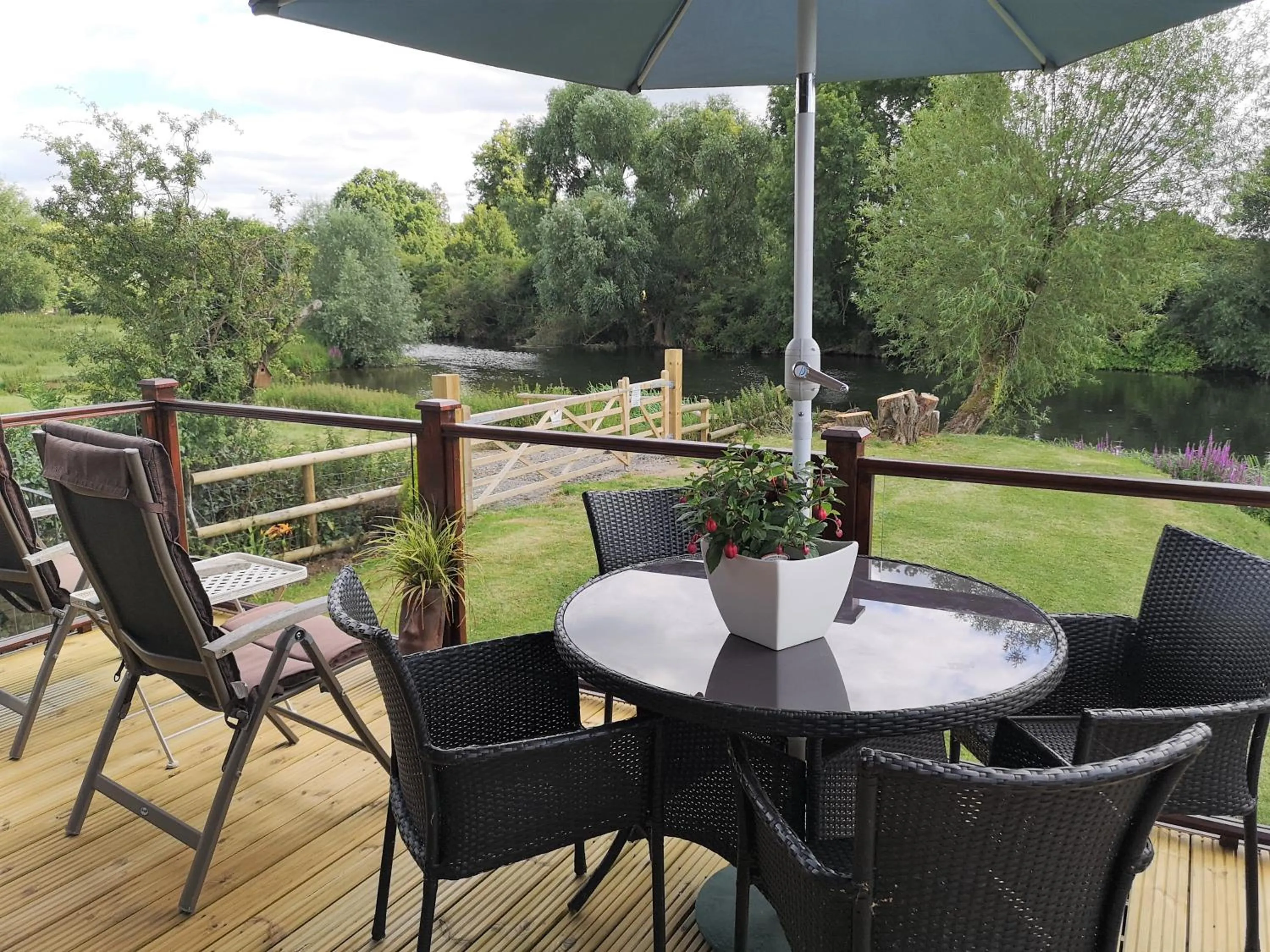 Facade/entrance in Bend in the River Lodge