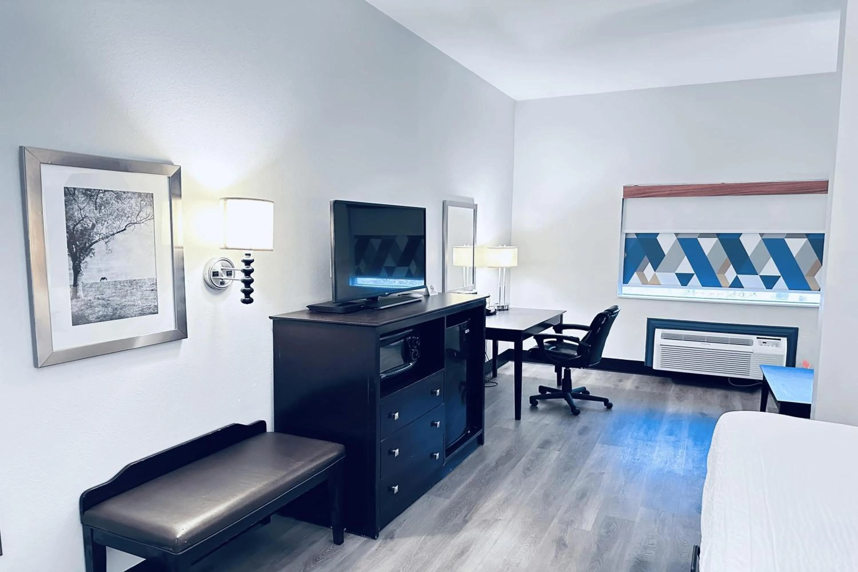 Photo of the whole room in Baymont by Wyndham Ardmore I-35