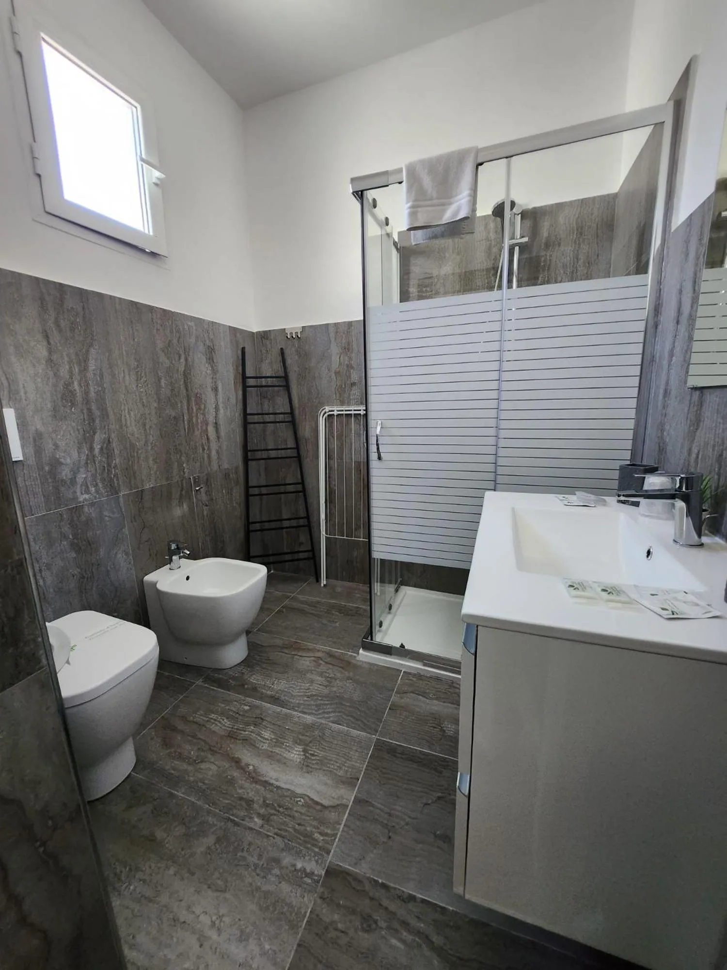 Bathroom in Hotel apartments Crisvan