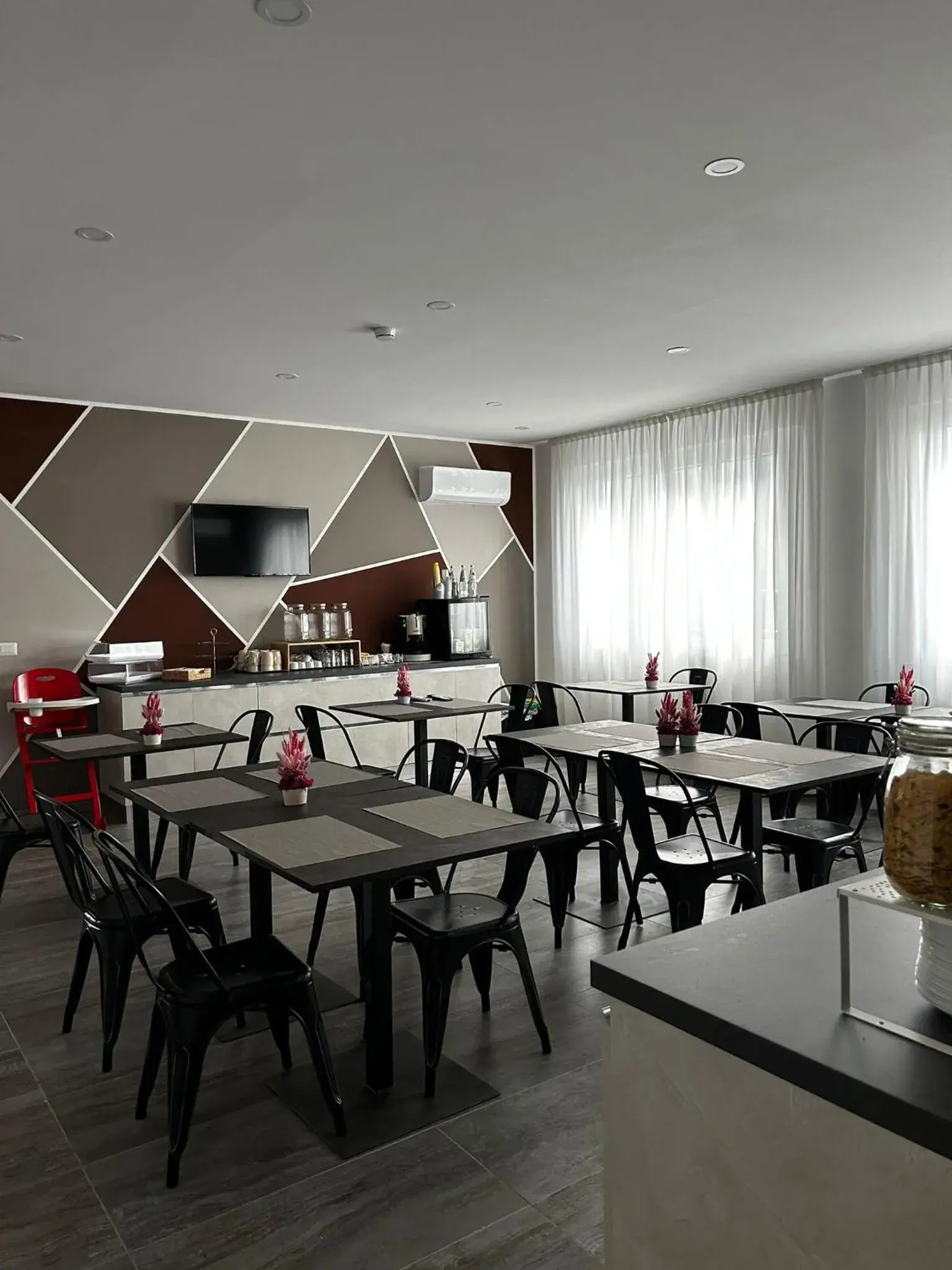 Restaurant/places to eat in Hotel apartments Crisvan Restaurant/places to eat in Hotel apartments Crisvan