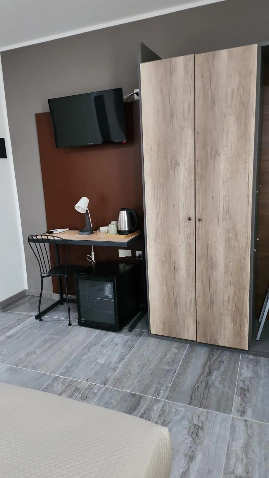 hair dresser, Bed in Hotel apartments Crisvan