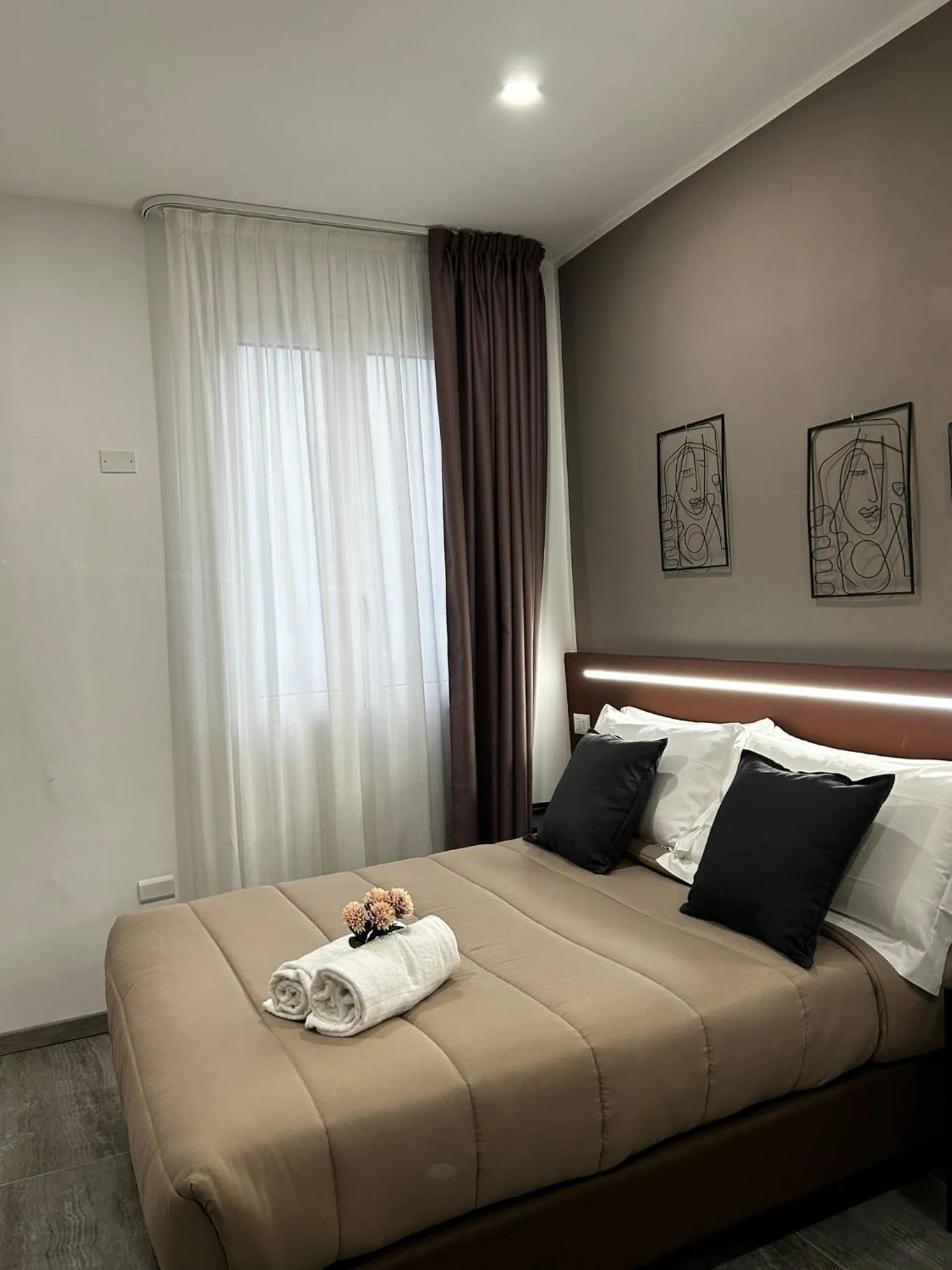 Bedroom, Bed in Hotel apartments Crisvan