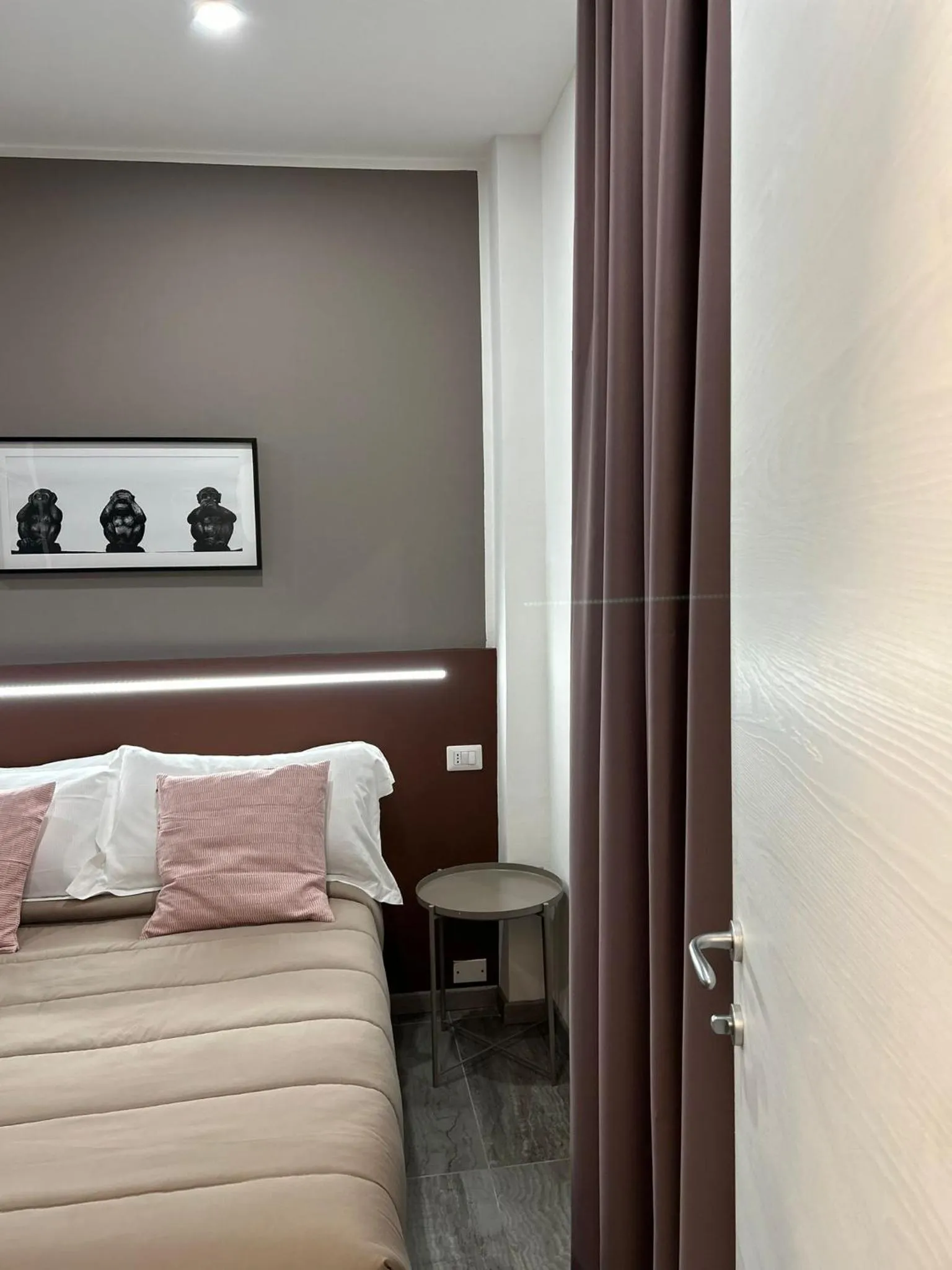 Bed in Hotel apartments Crisvan