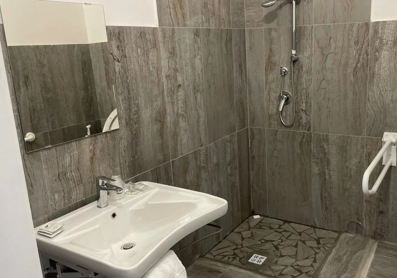 Double Room - single occupancy - Disability Access in Hotel apartments Crisvan Double Room - single occupancy - Disability Access in Hotel apartments Crisvan