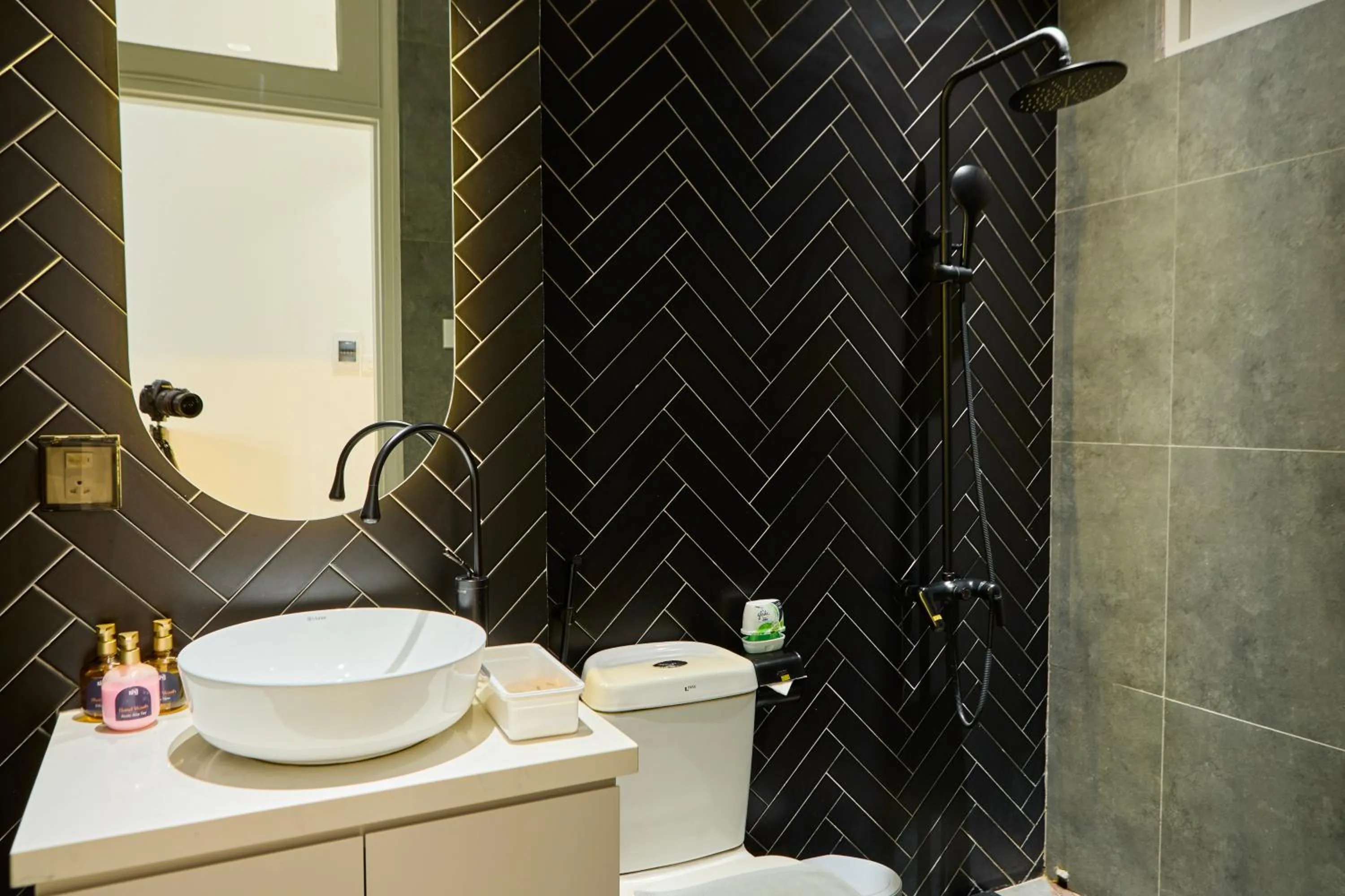 Shower in Kin Wander Tân Quy