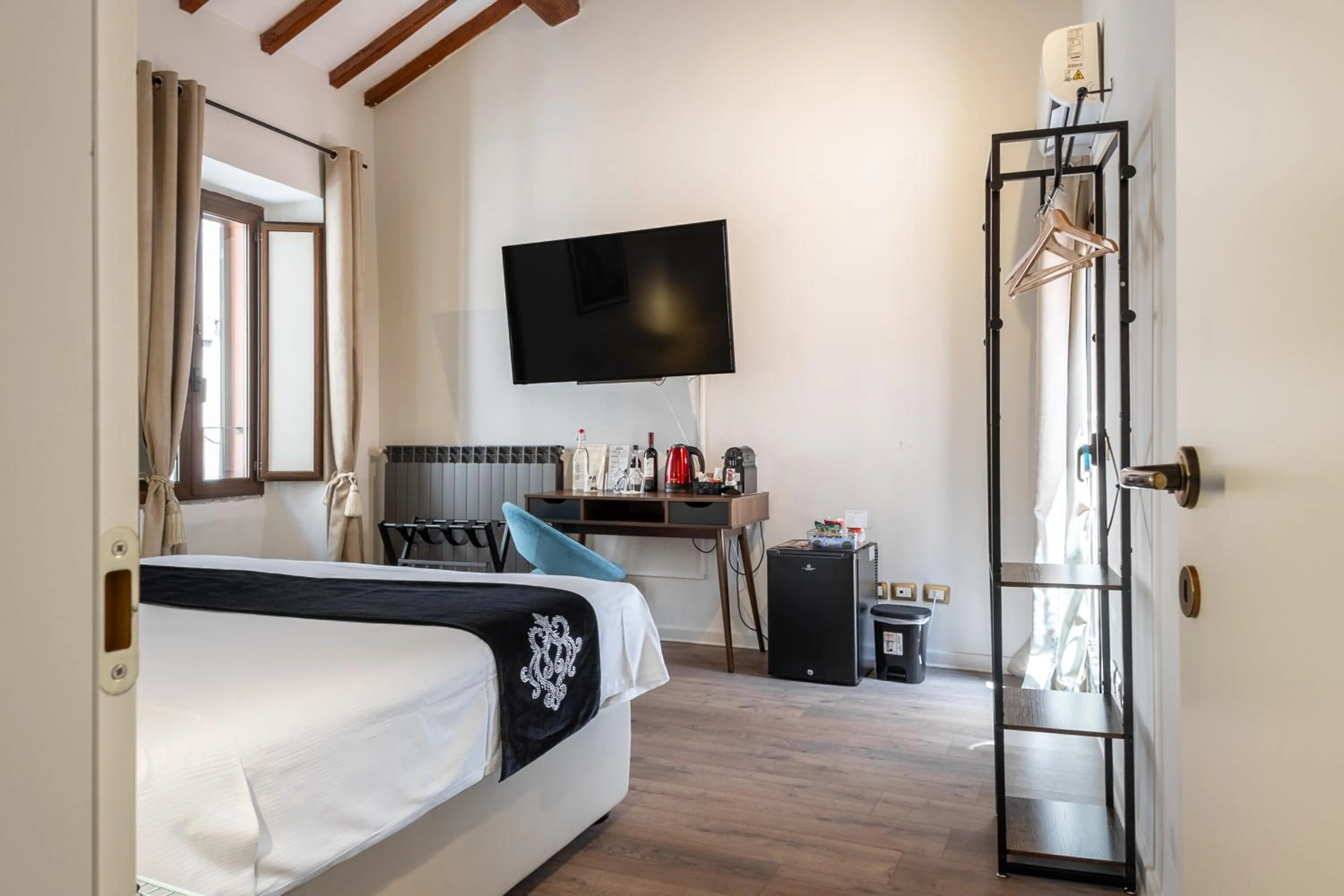 TV and multimedia, Bed in SOHO Piaggiarelle by Dasso - Guest House