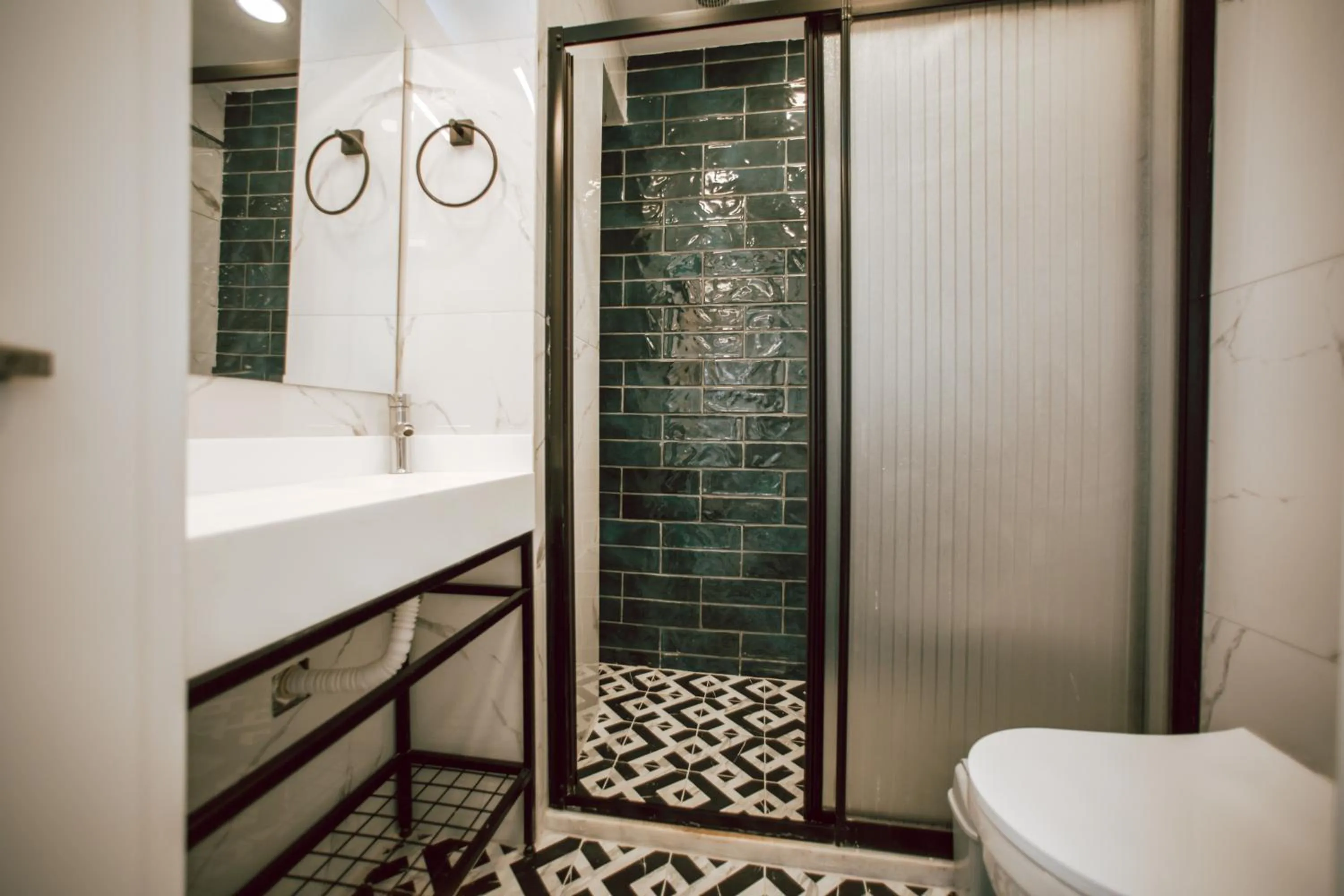 Shower in Megalos Galata Hotel