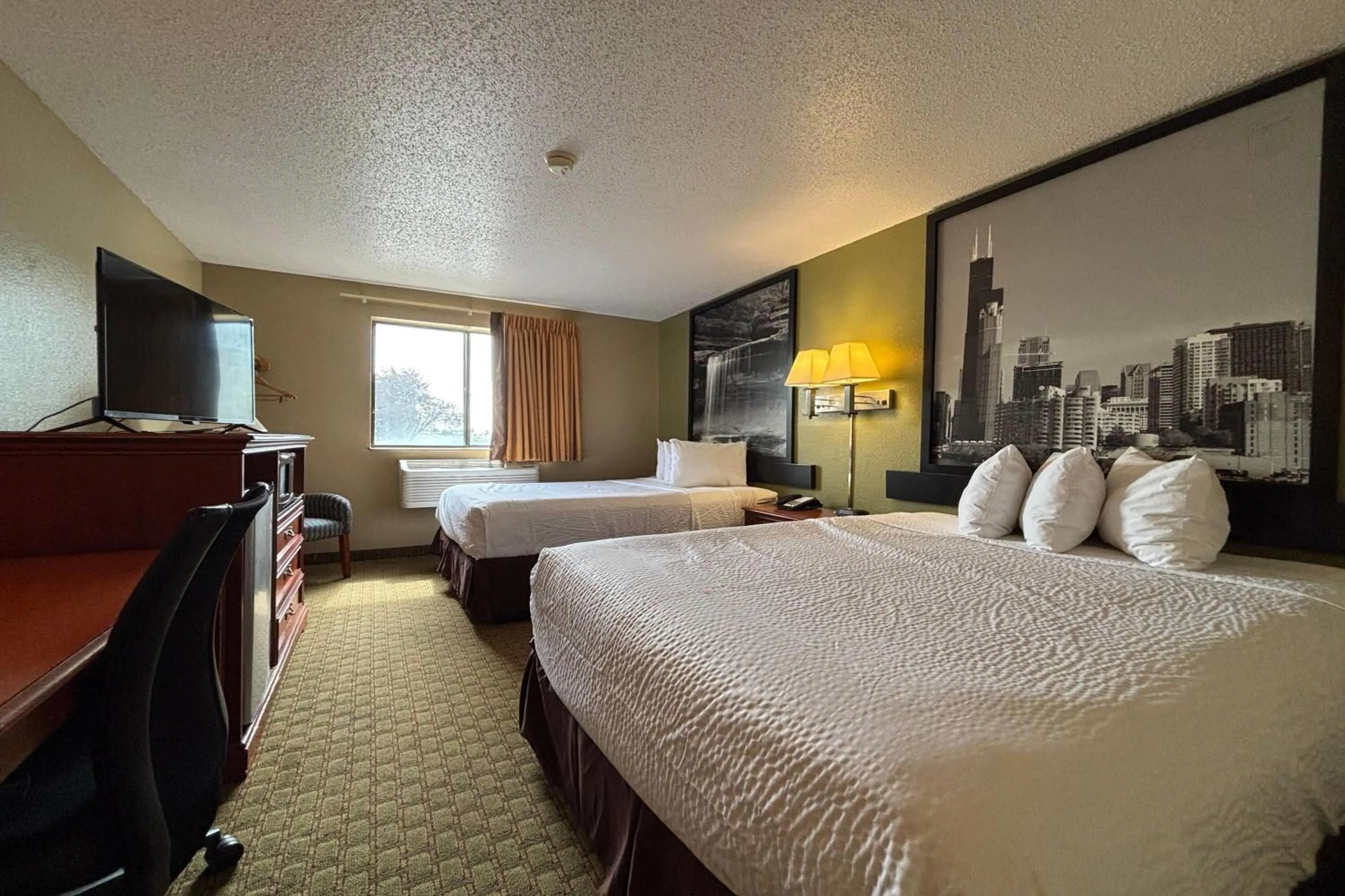 Photo of the whole room, Bed in Super 8 by Wyndham Pontiac