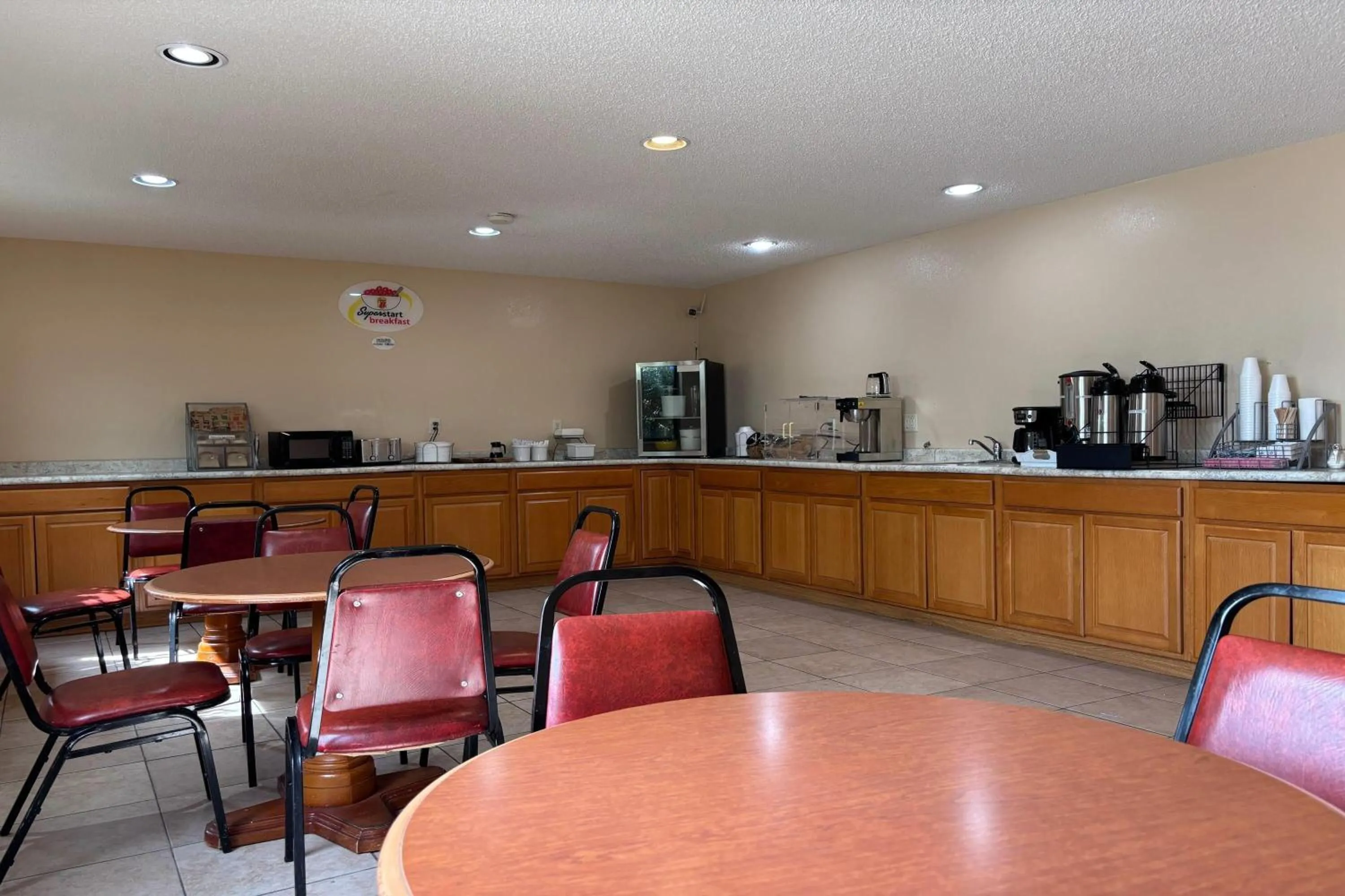 Property building in Super 8 by Wyndham Pontiac