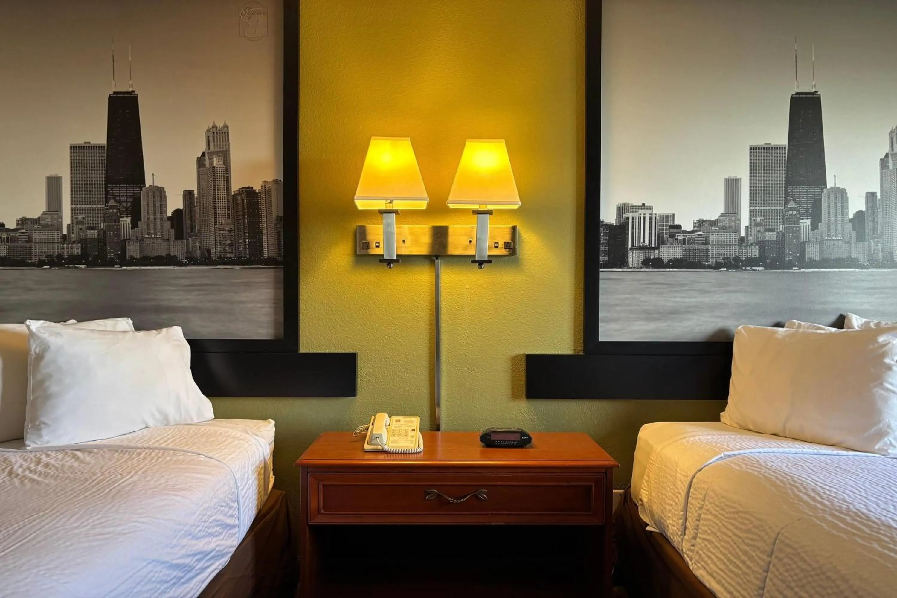 Photo of the whole room, Bed in Super 8 by Wyndham Pontiac