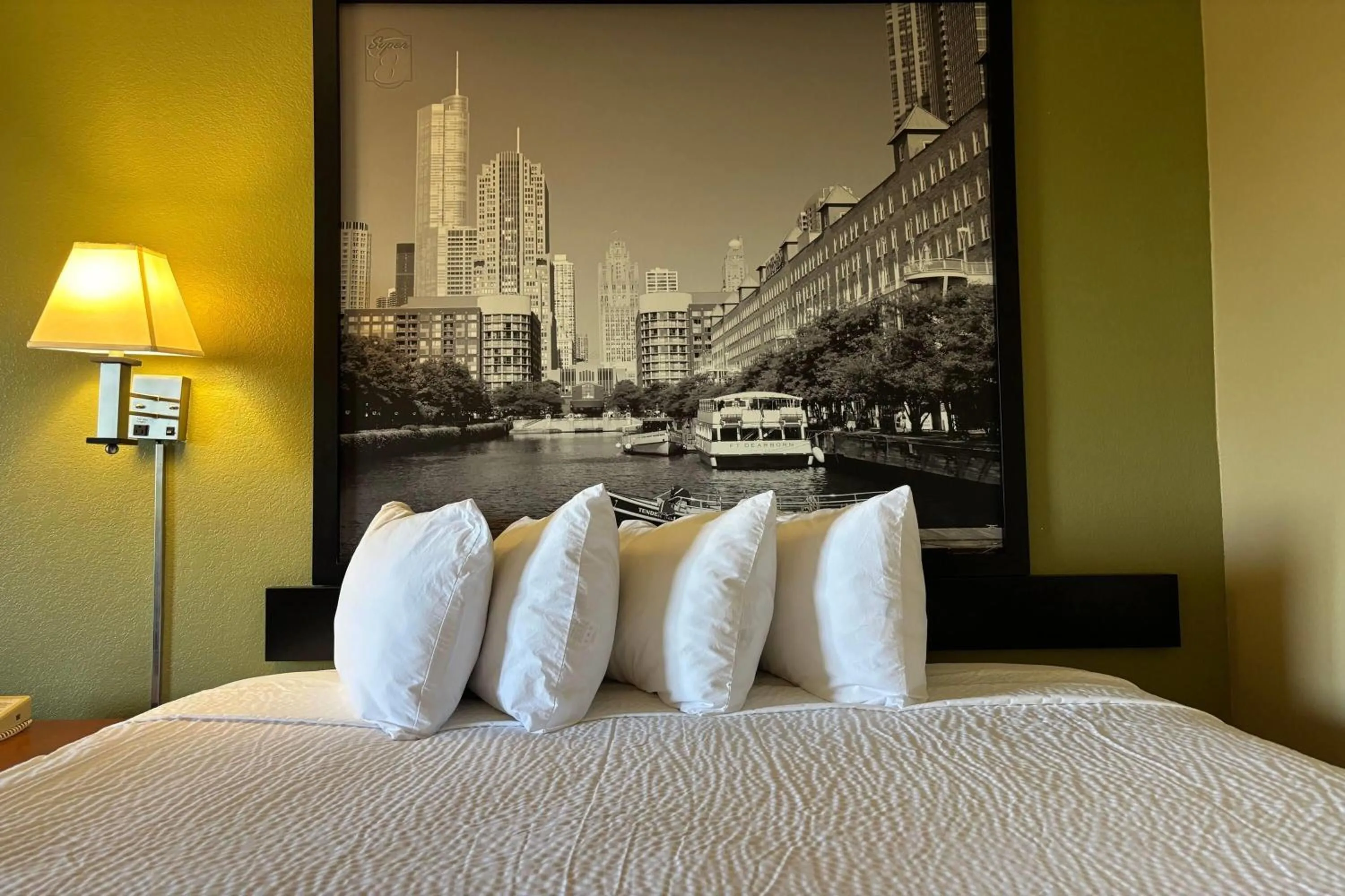 Photo of the whole room, Bed in Super 8 by Wyndham Pontiac