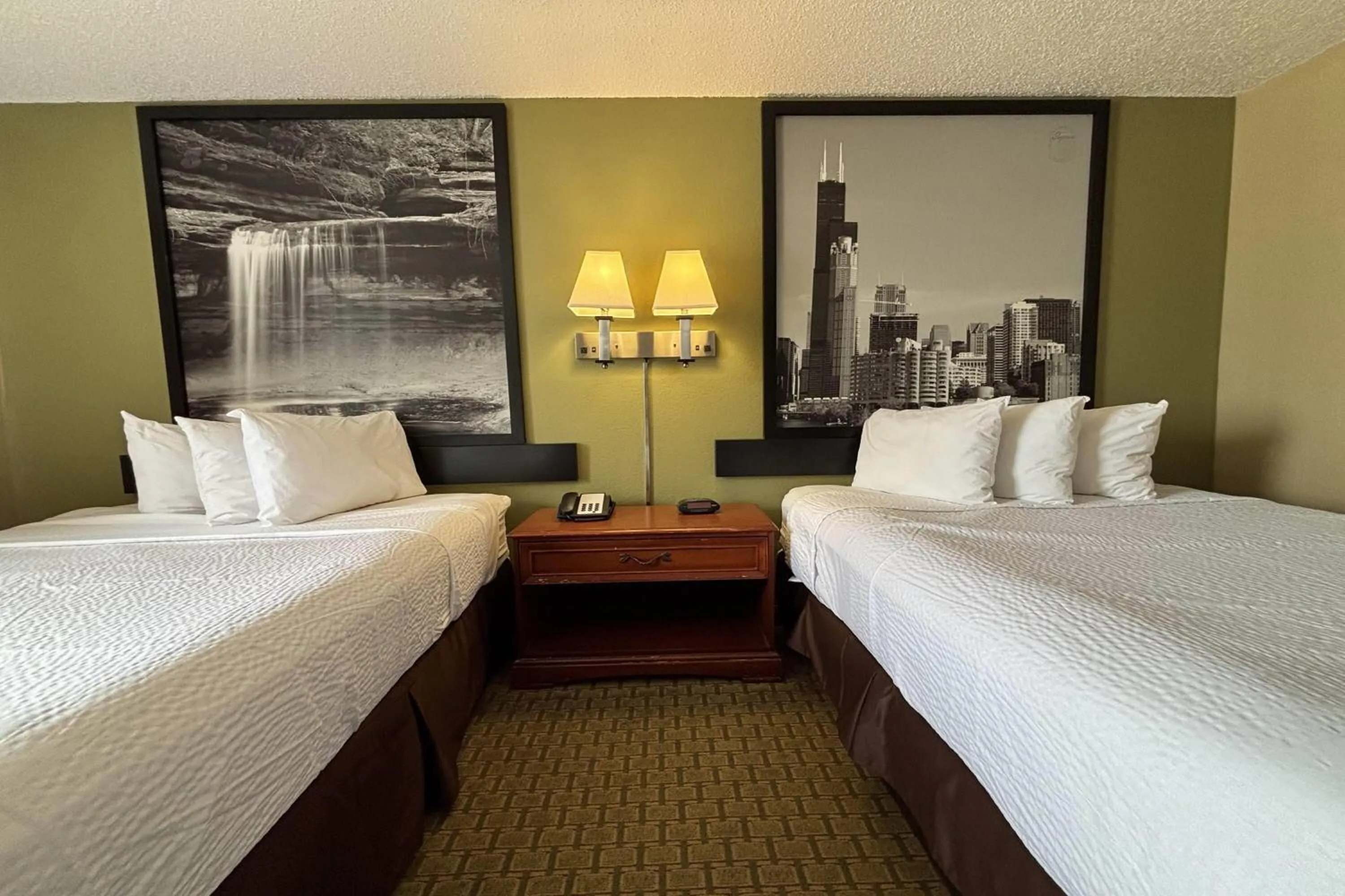 Photo of the whole room, Bed in Super 8 by Wyndham Pontiac