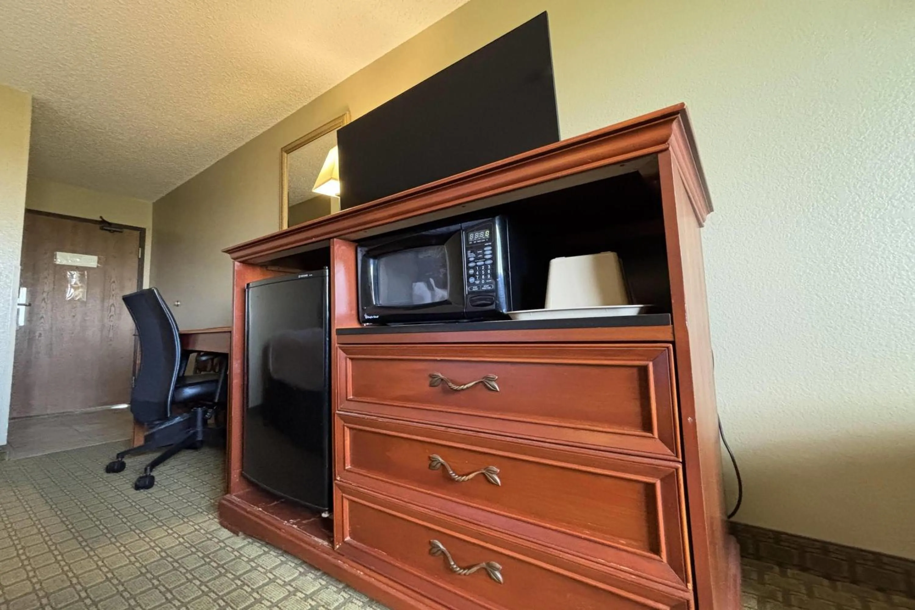 Photo of the whole room in Super 8 by Wyndham Pontiac