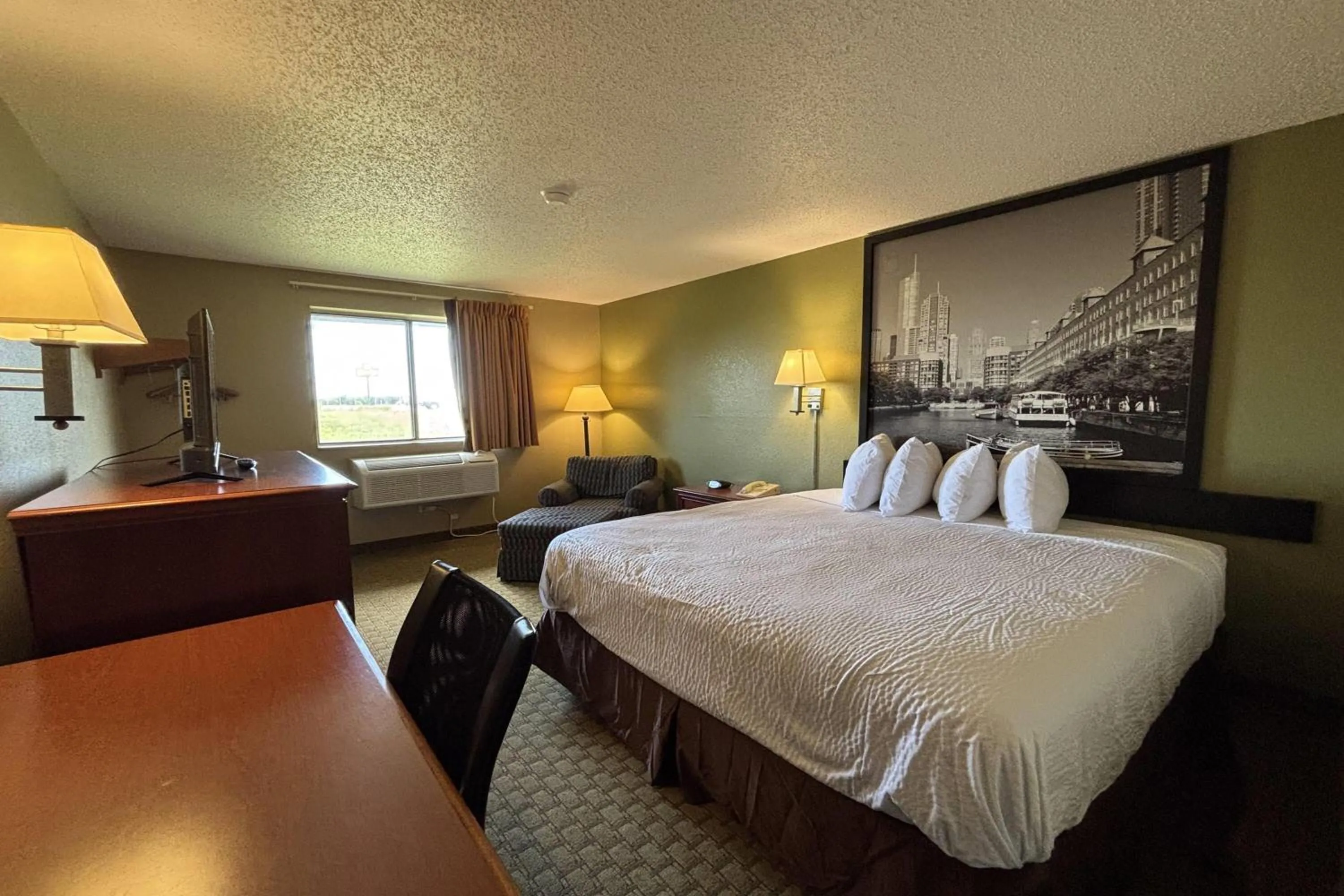 Photo of the whole room, Bed in Super 8 by Wyndham Pontiac