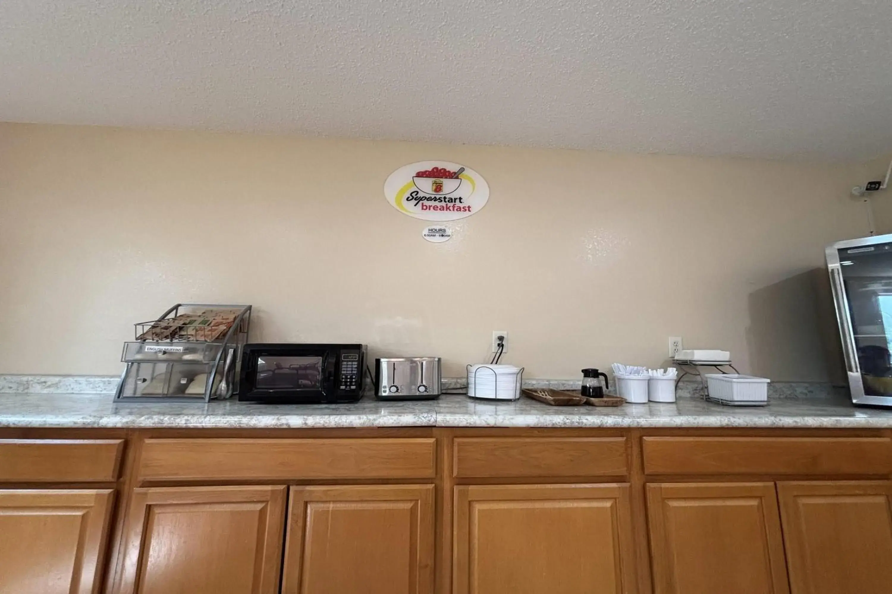 Property building in Super 8 by Wyndham Pontiac Property building in Super 8 by Wyndham Pontiac