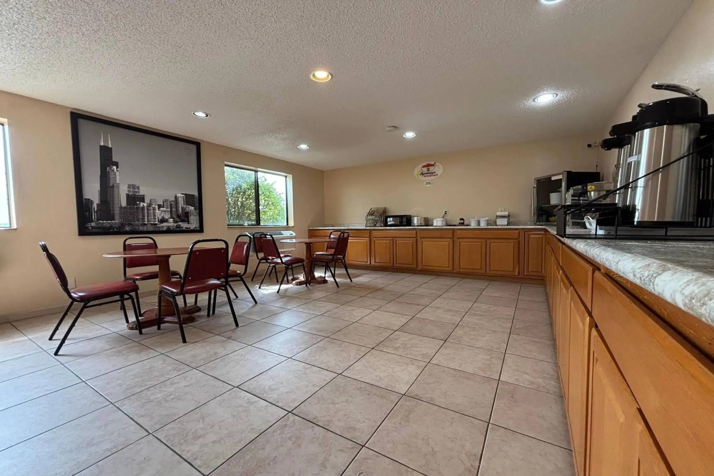 Property building in Super 8 by Wyndham Pontiac Property building in Super 8 by Wyndham Pontiac