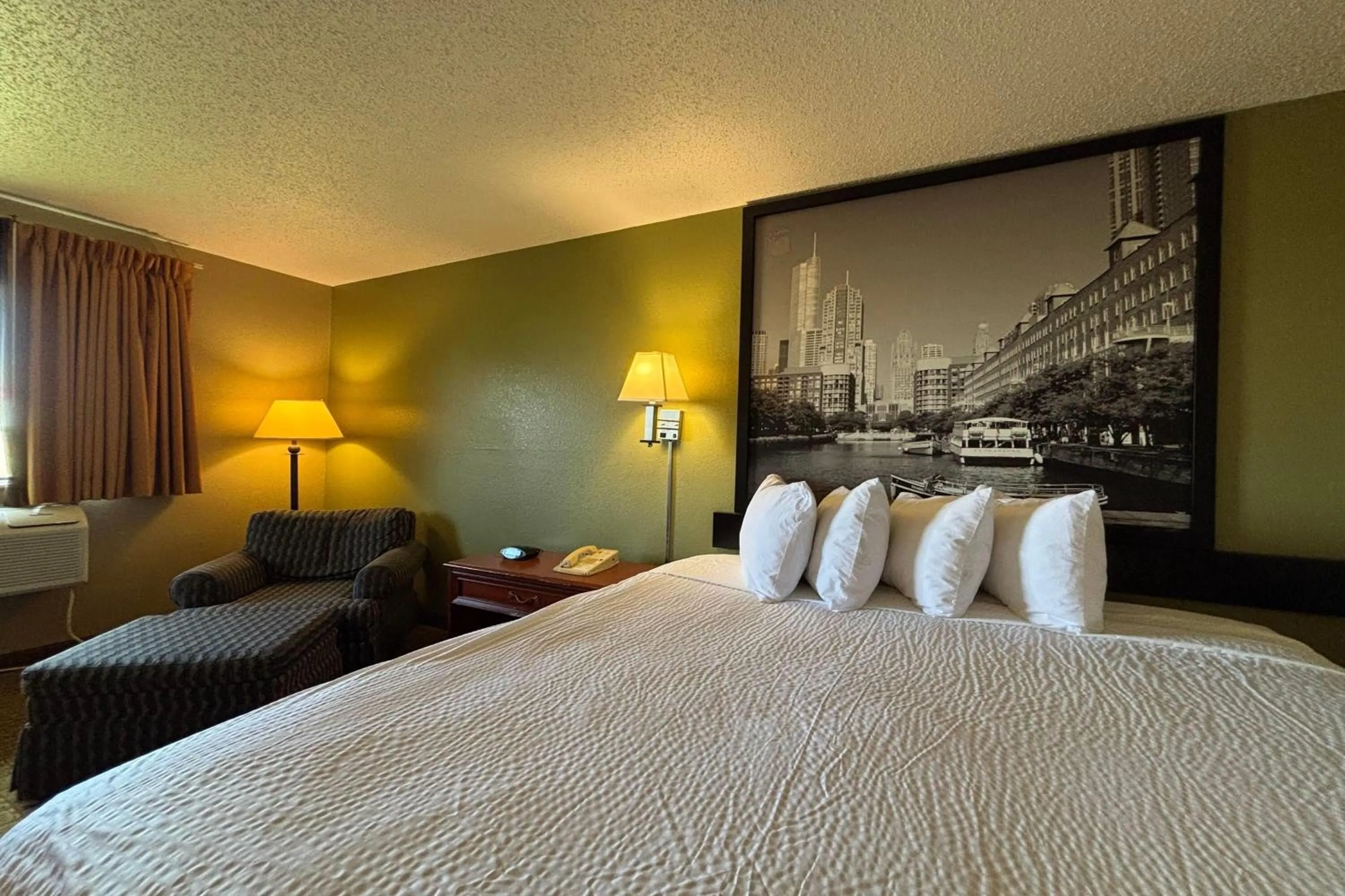 Photo of the whole room, Bed in Super 8 by Wyndham Pontiac