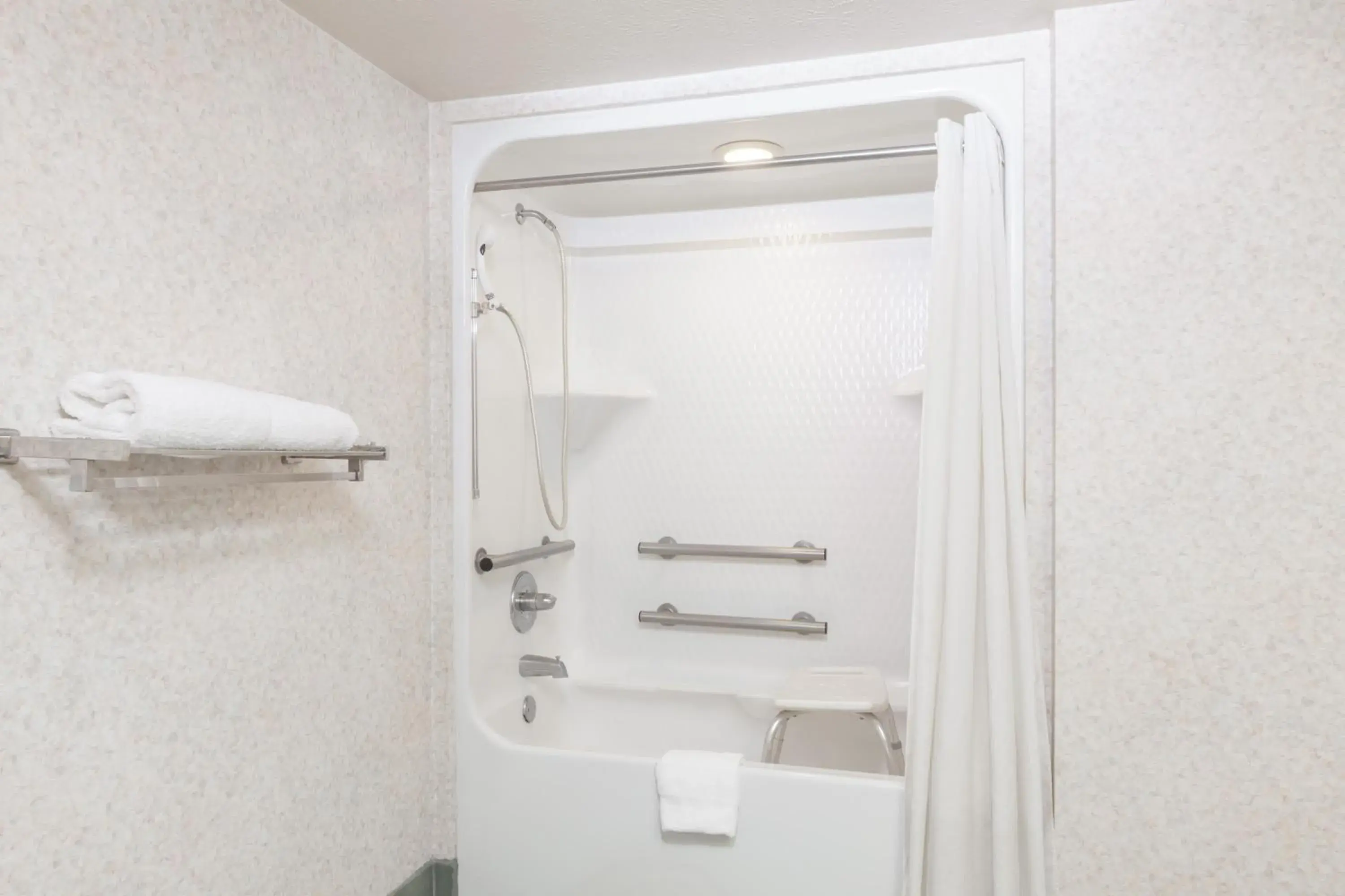 Queen Room with Bath Tub - Mobility/Hearing Accessible - Smoking in Super 8 by Wyndham Jasper TX Queen Room with Bath Tub - Mobility/Hearing Accessible - Smoking in Super 8 by Wyndham Jasper TX