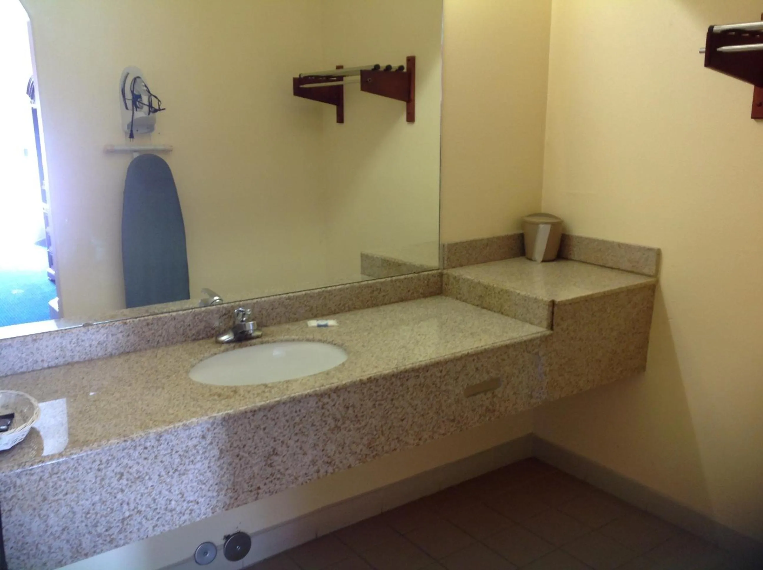 Executive Inn & Suites