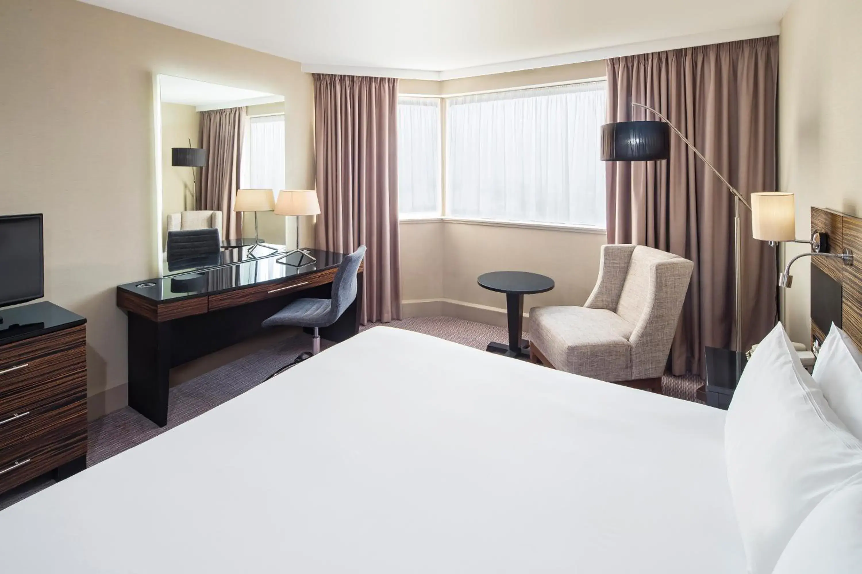 Photo of the whole room, Bed in Crowne Plaza Glasgow by IHG Photo of the whole room, Bed in Crowne Plaza Glasgow by IHG