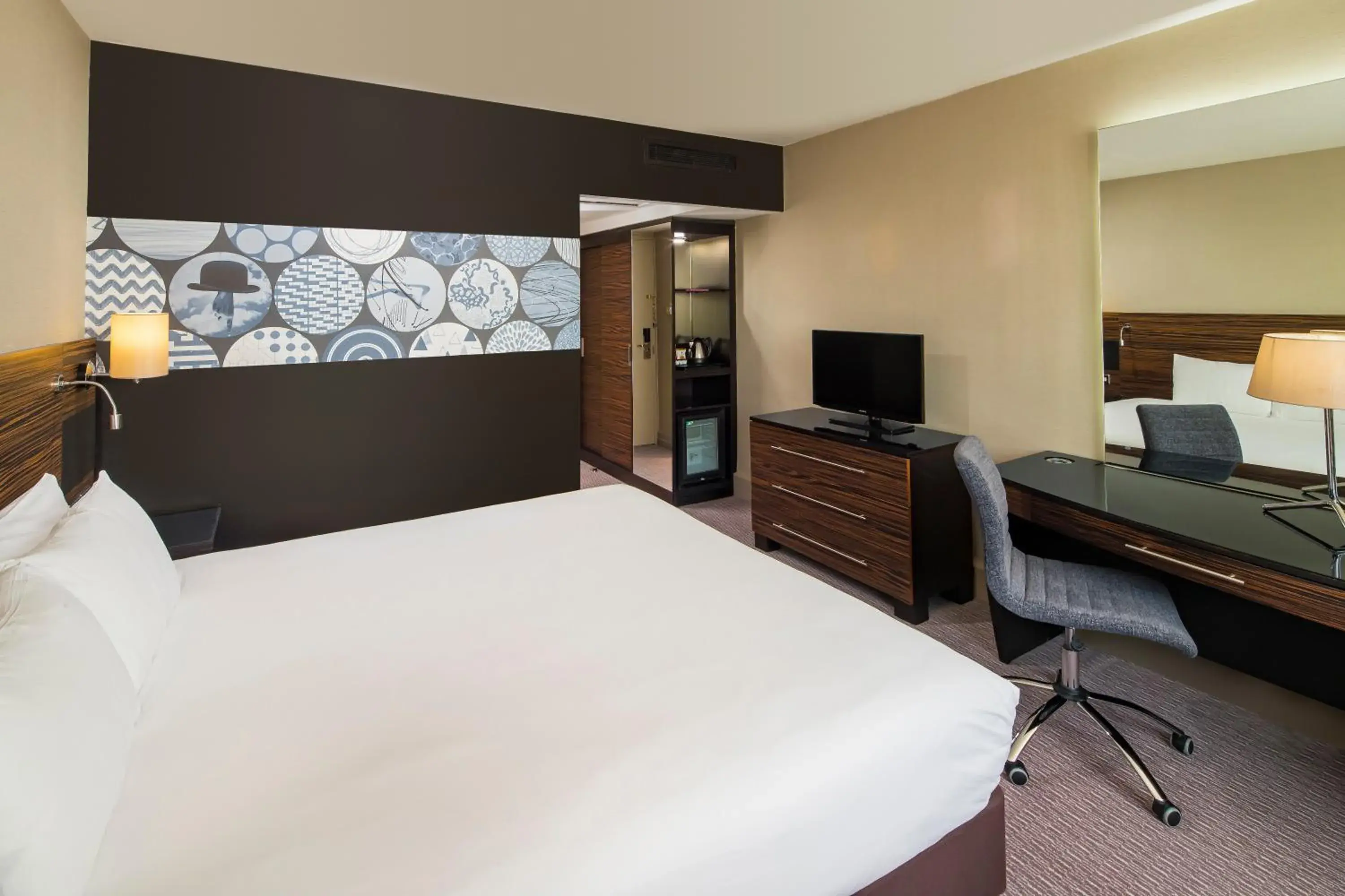 TV and multimedia, Bed in Crowne Plaza Glasgow by IHG TV and multimedia, Bed in Crowne Plaza Glasgow by IHG