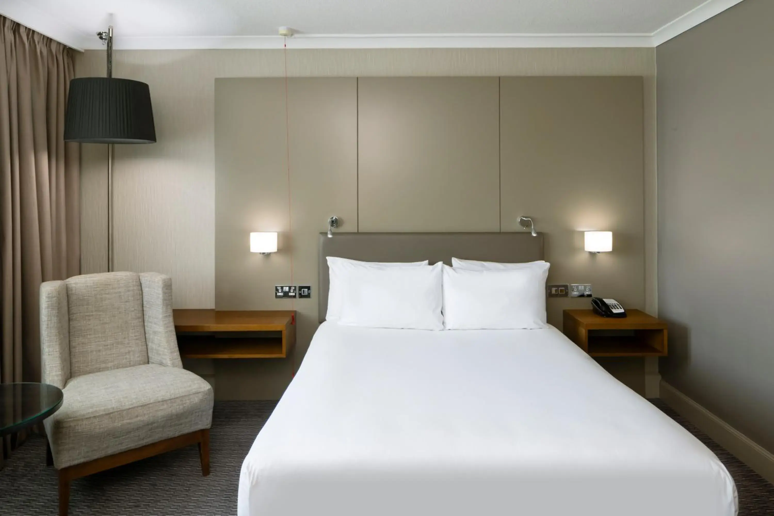acessibility, Bed in Crowne Plaza Glasgow by IHG acessibility, Bed in Crowne Plaza Glasgow by IHG