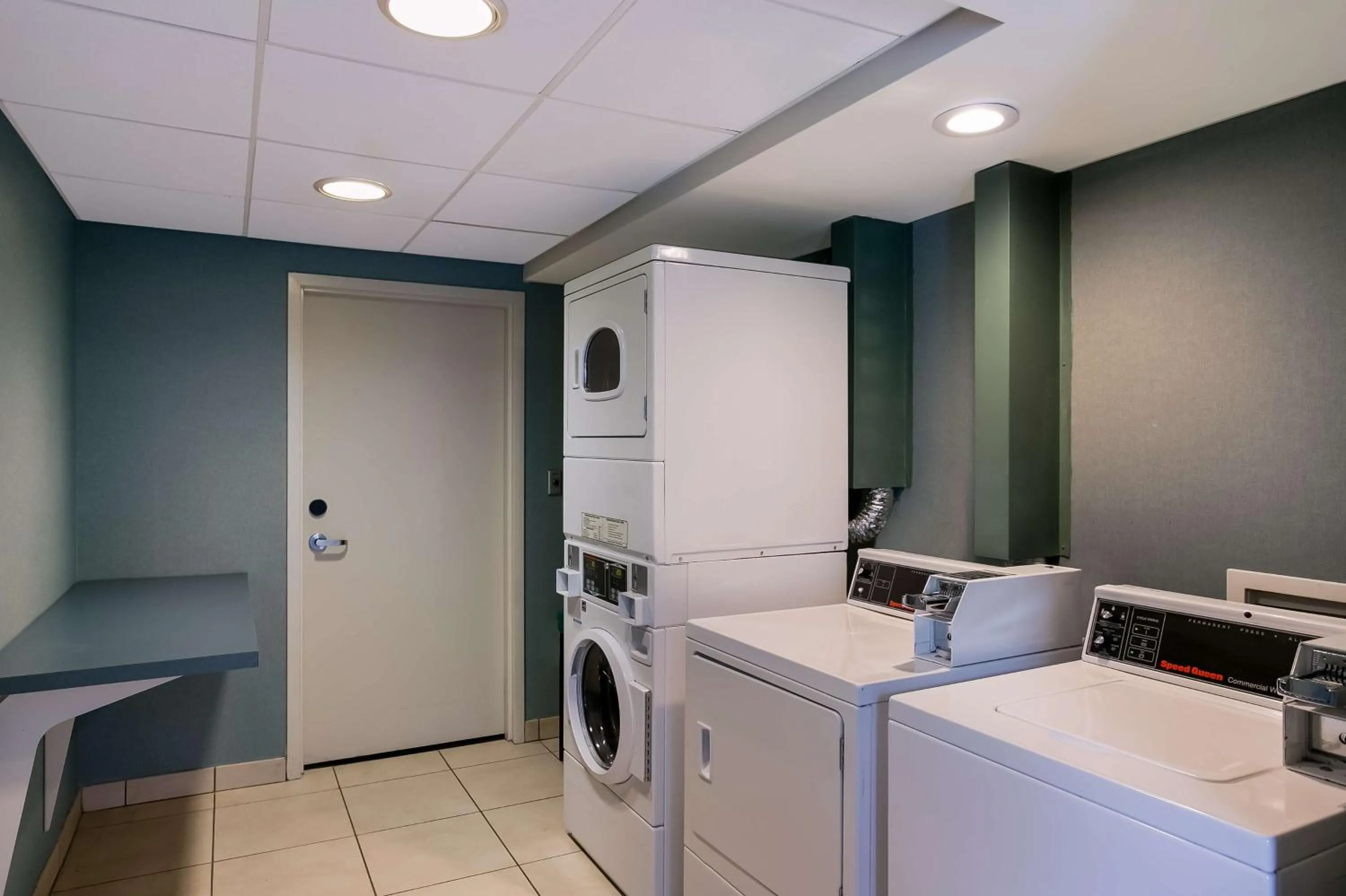 laundry in Hampton Inn & Suites Wilmington Christiana