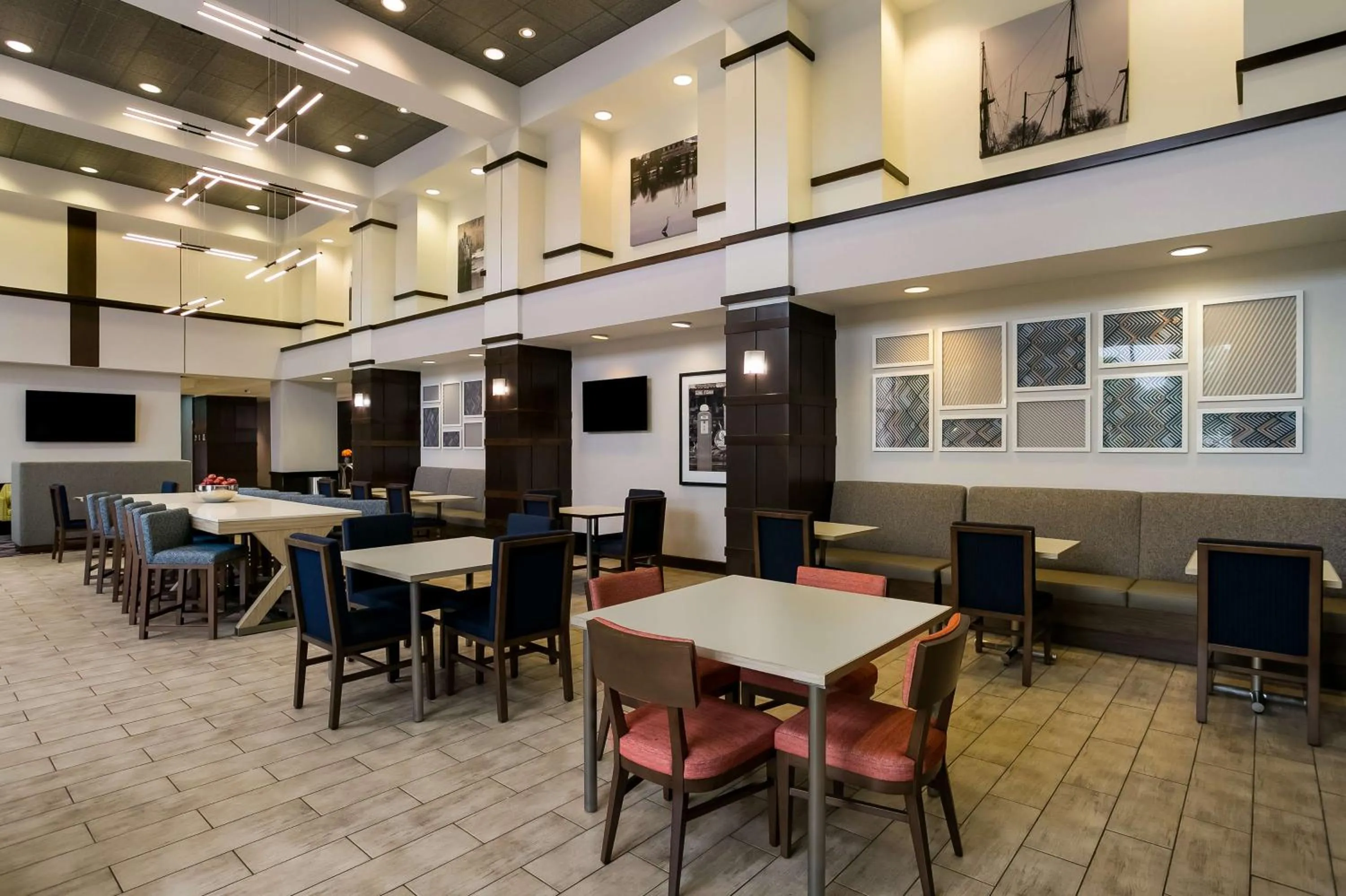 Breakfast in Hampton Inn & Suites Wilmington Christiana