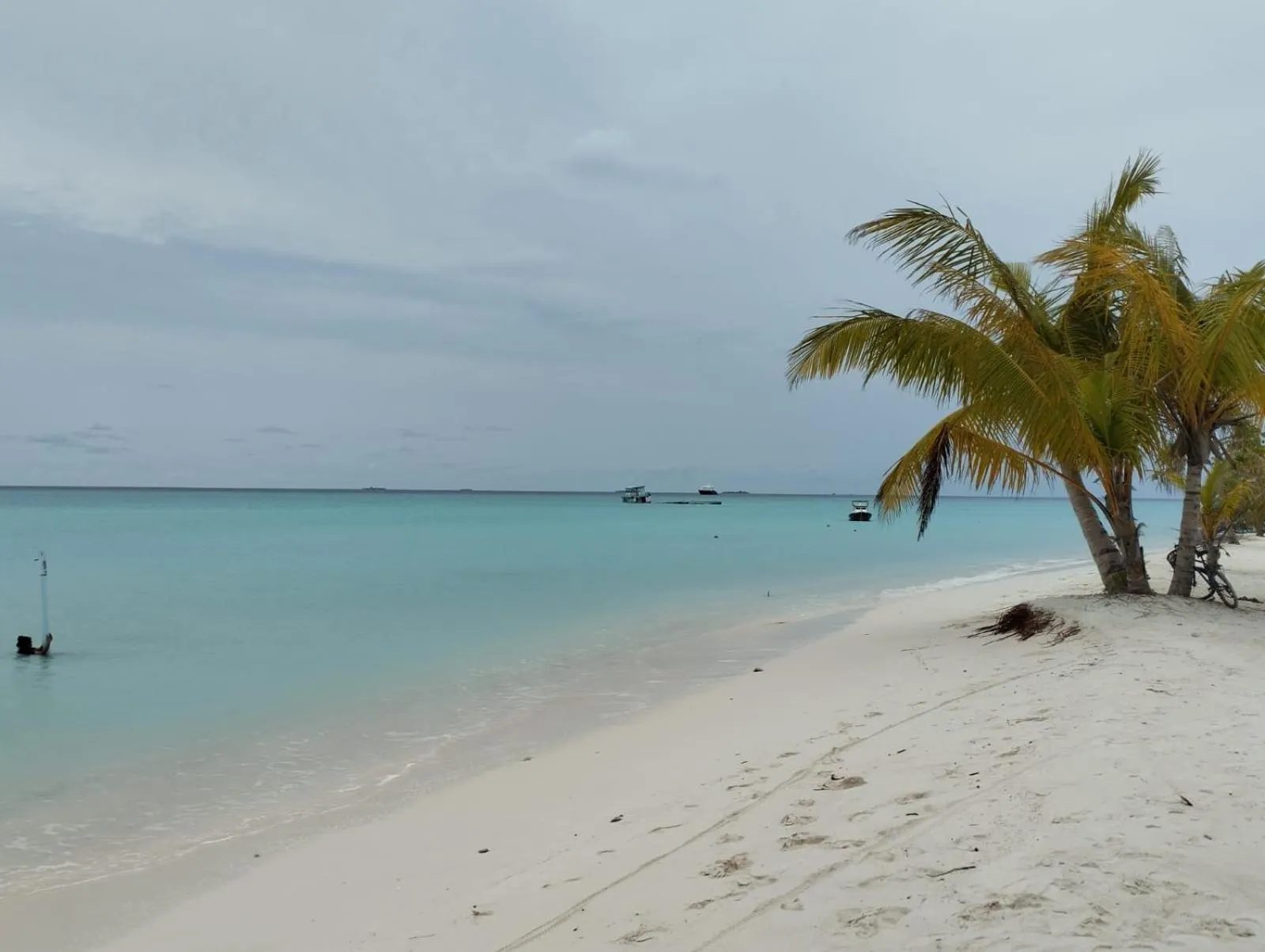 Beach in White Sand Inn