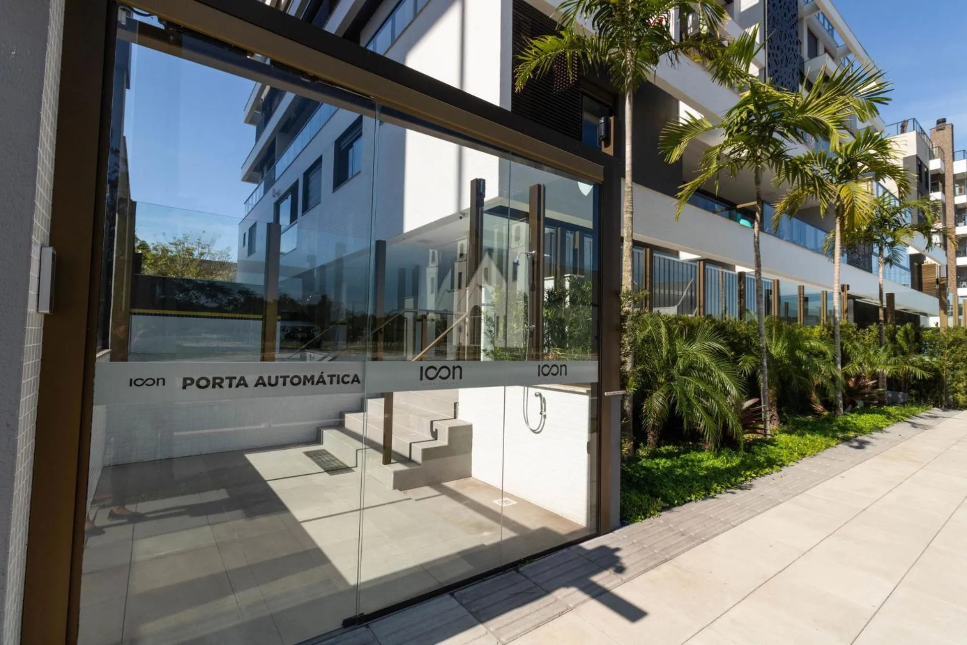 Facade/entrance in Icon Home Design: Elegância em Jurerê WK3088