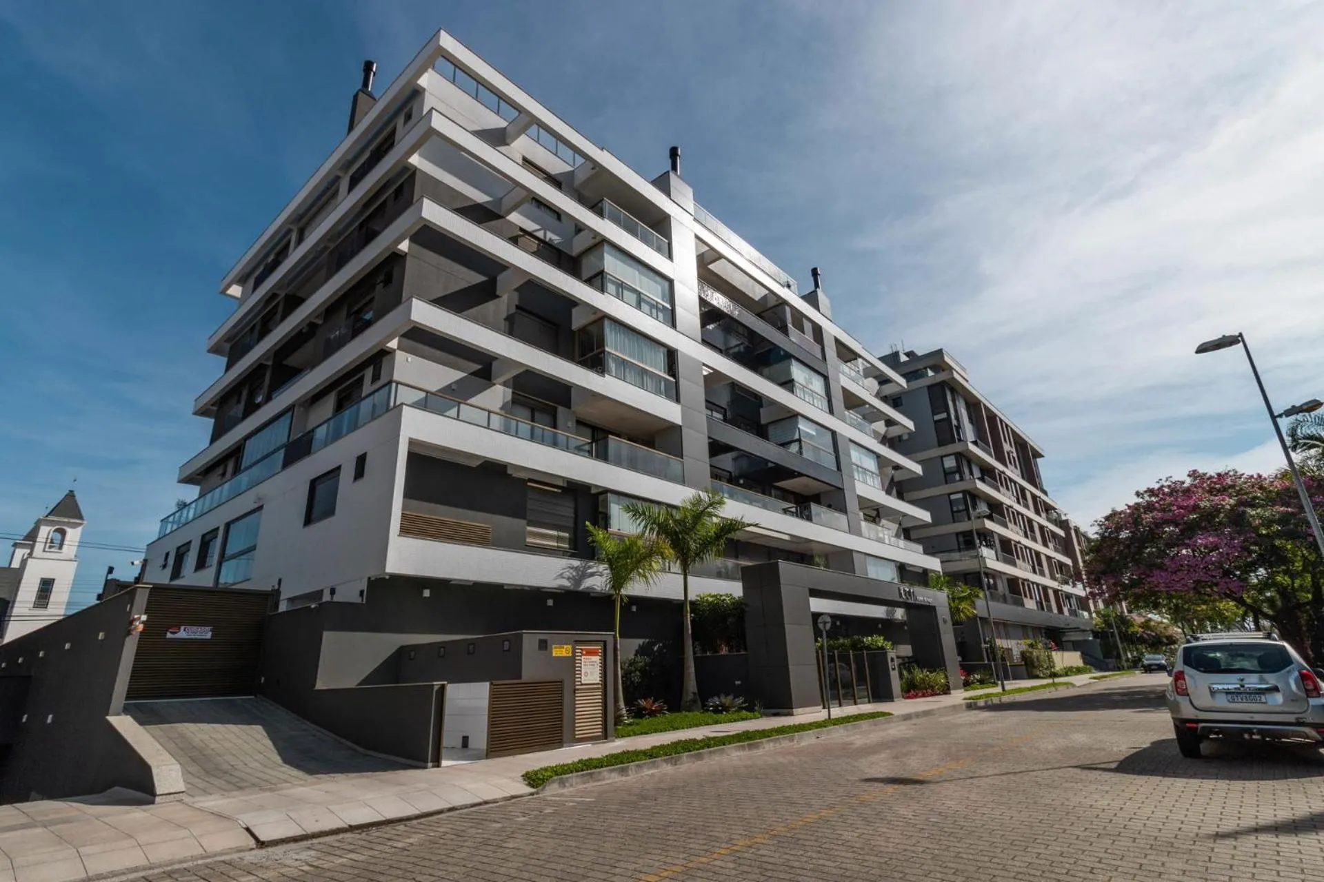Facade/entrance in Icon Home Design: Elegância em Jurerê WK3088