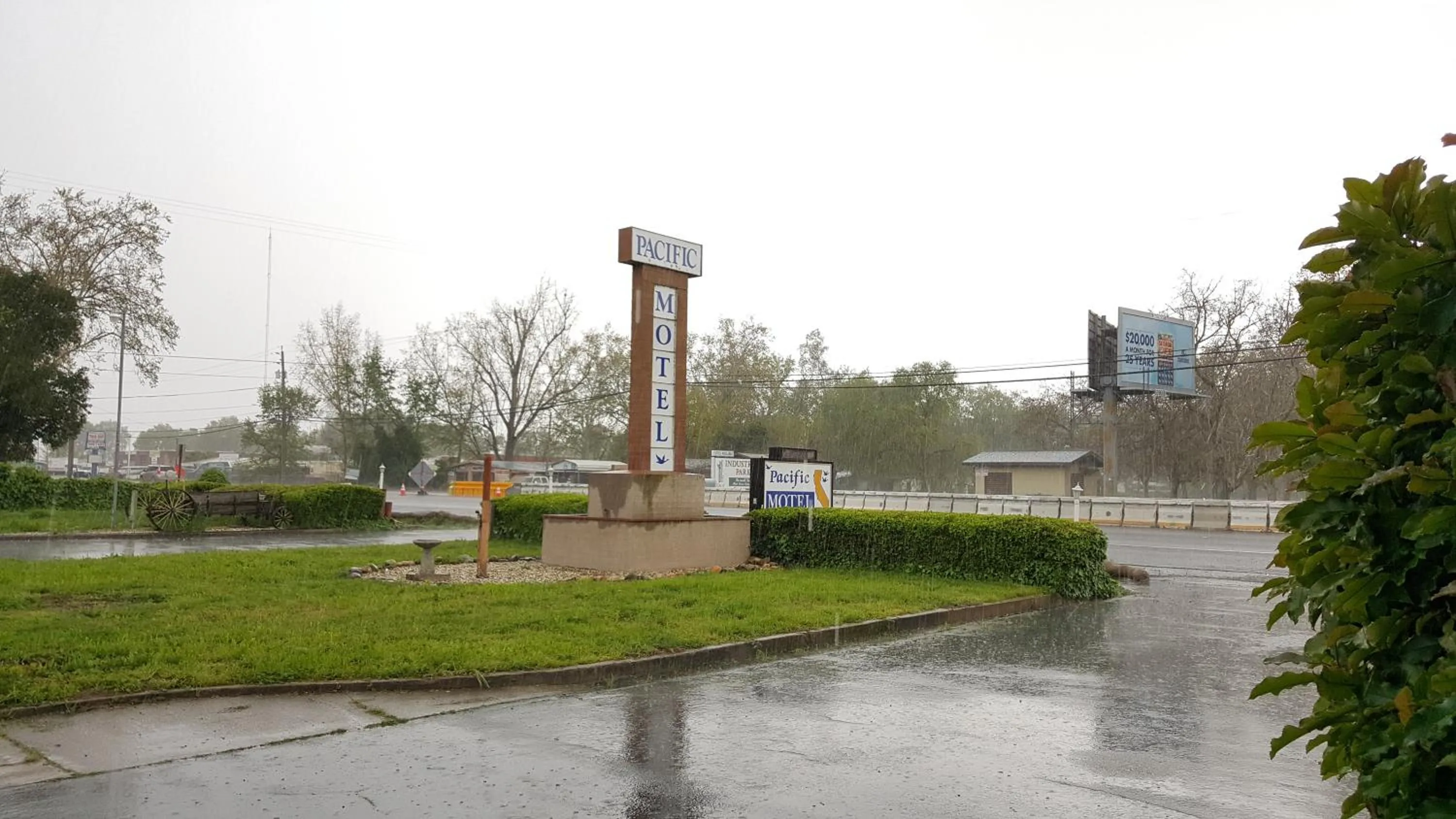 Facade/entrance in Pacific Motel