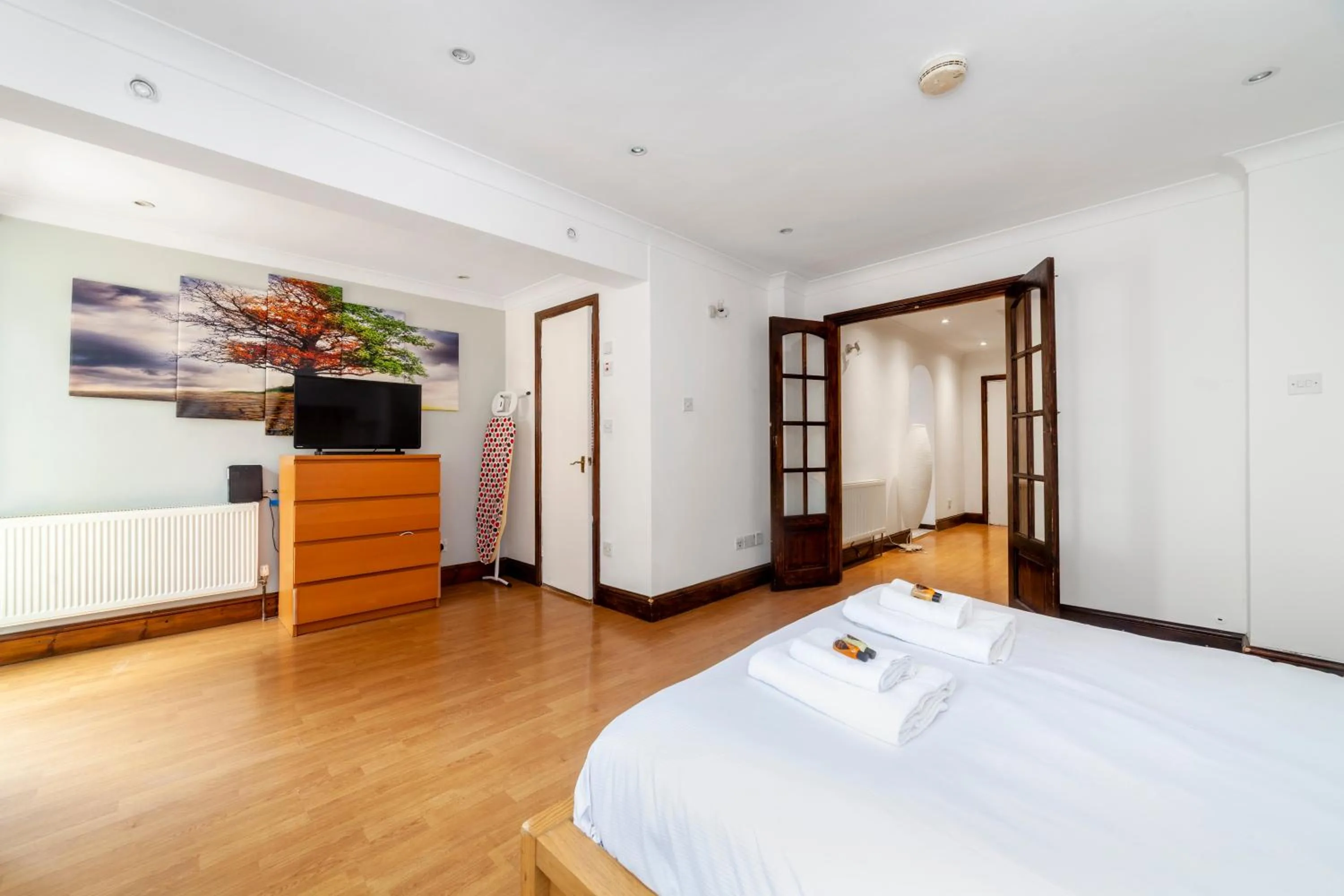 Bright 1 Br Apt wpatio, next to Westfield Centre
