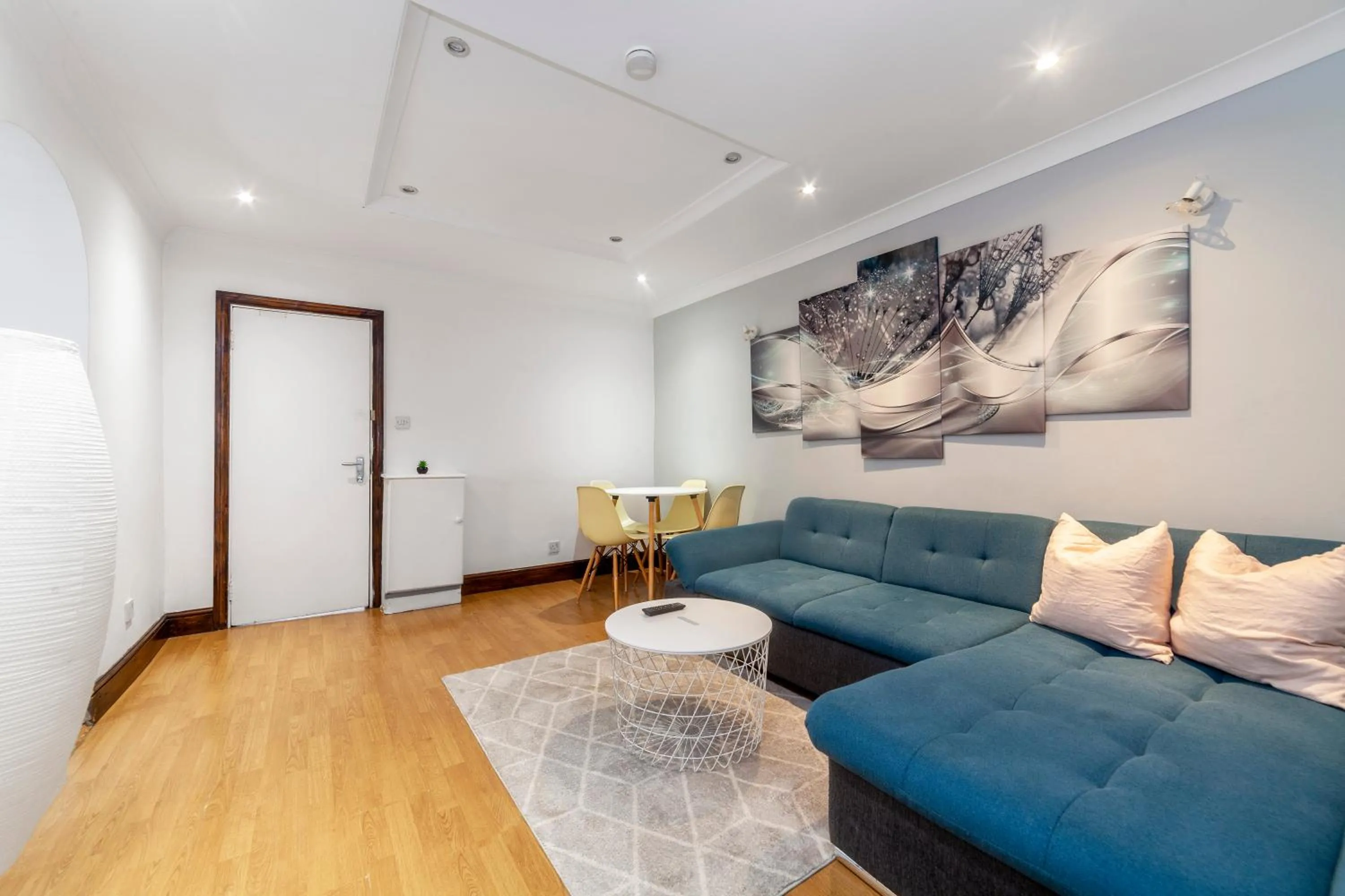Bright 1 Br Apt wpatio, next to Westfield Centre