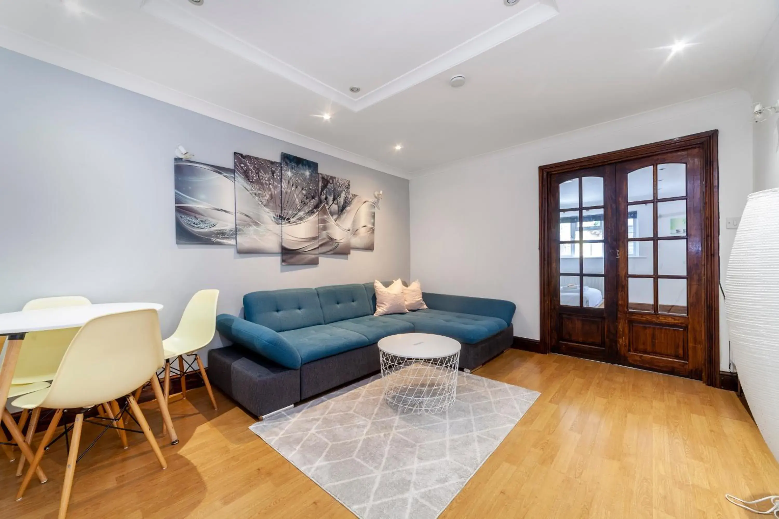 Bright 1 Br Apt wpatio, next to Westfield Centre Bright 1 Br Apt wpatio, next to Westfield Centre