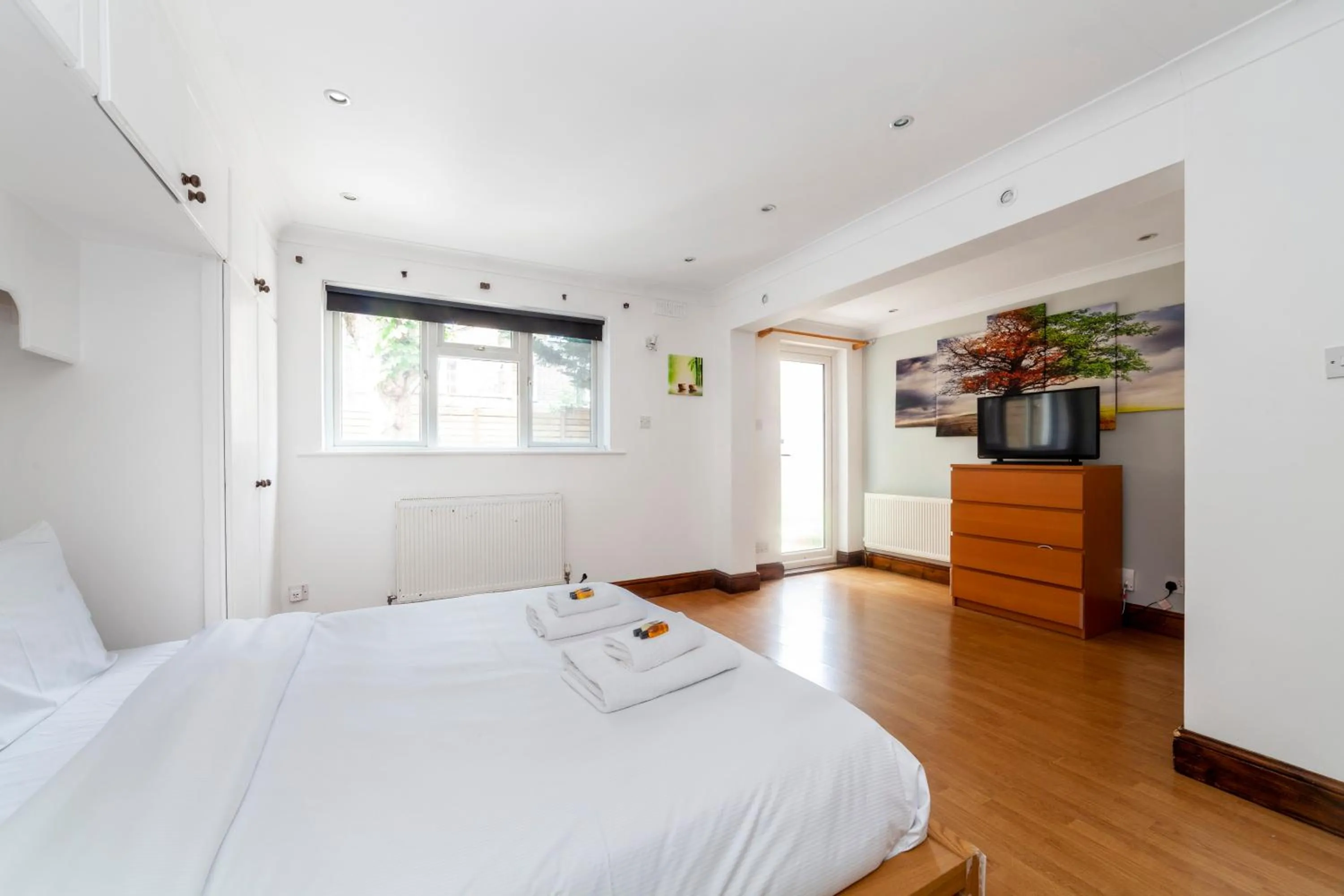 Bright 1 Br Apt wpatio, next to Westfield Centre