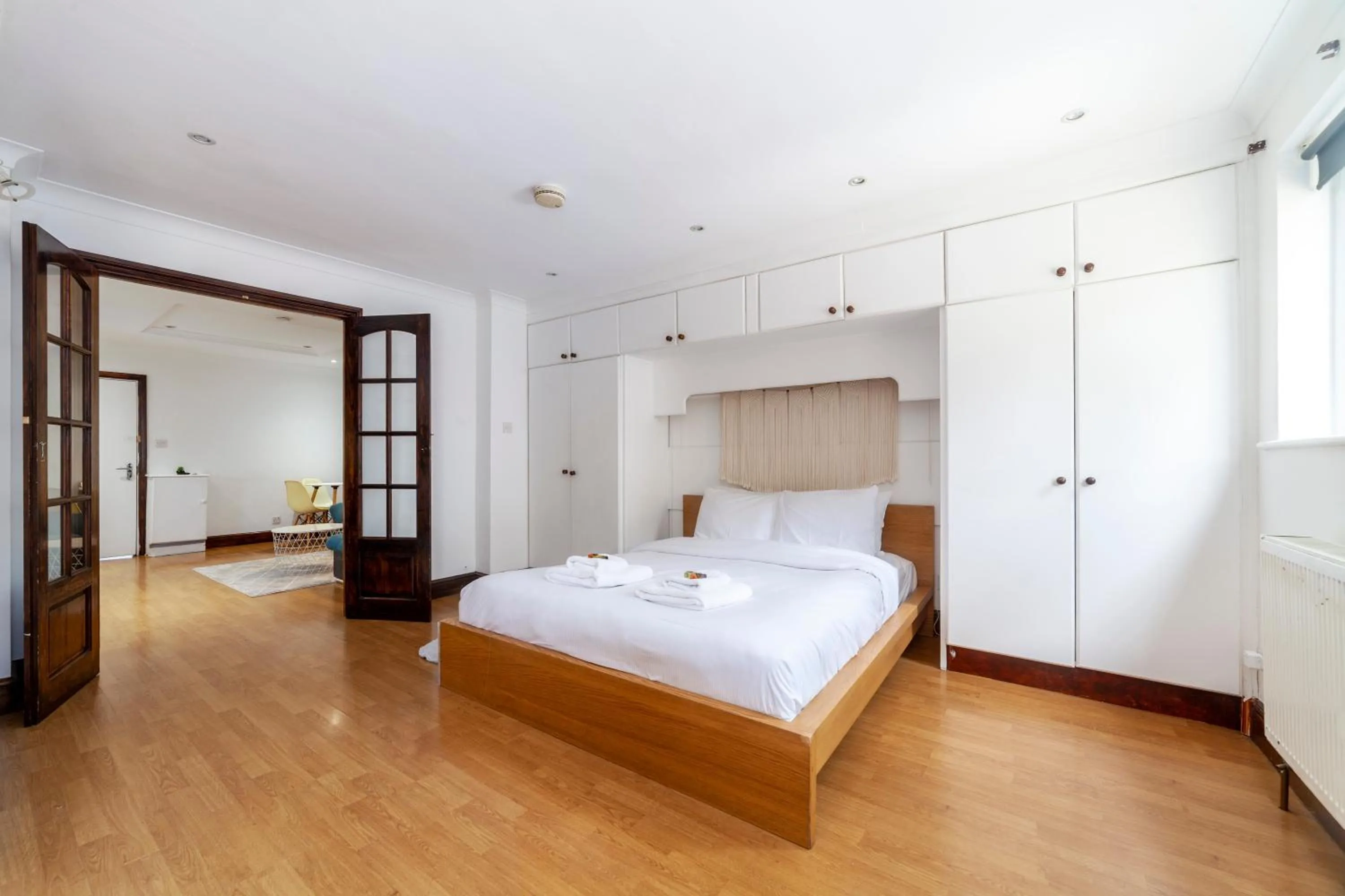 Bright 1 Br Apt wpatio, next to Westfield Centre