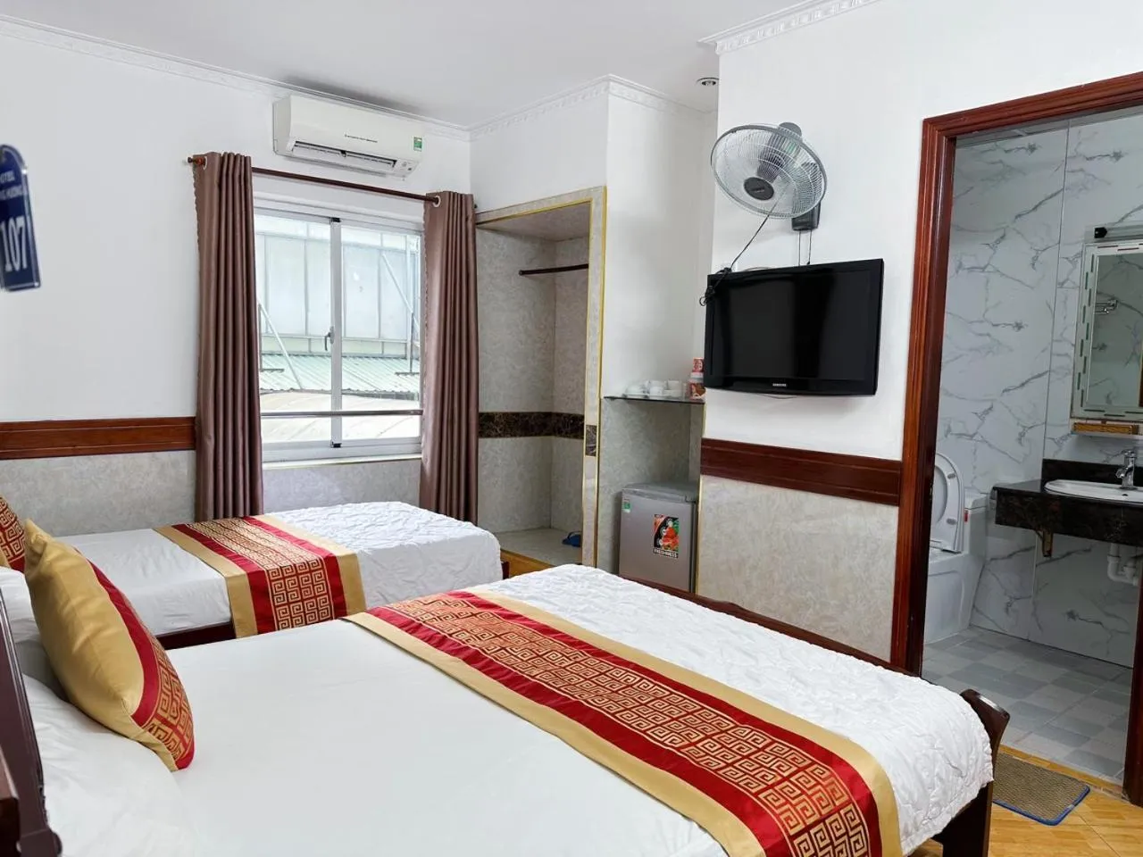 Communal lounge/ TV room, Bed in HUNG HUONG HOTEL