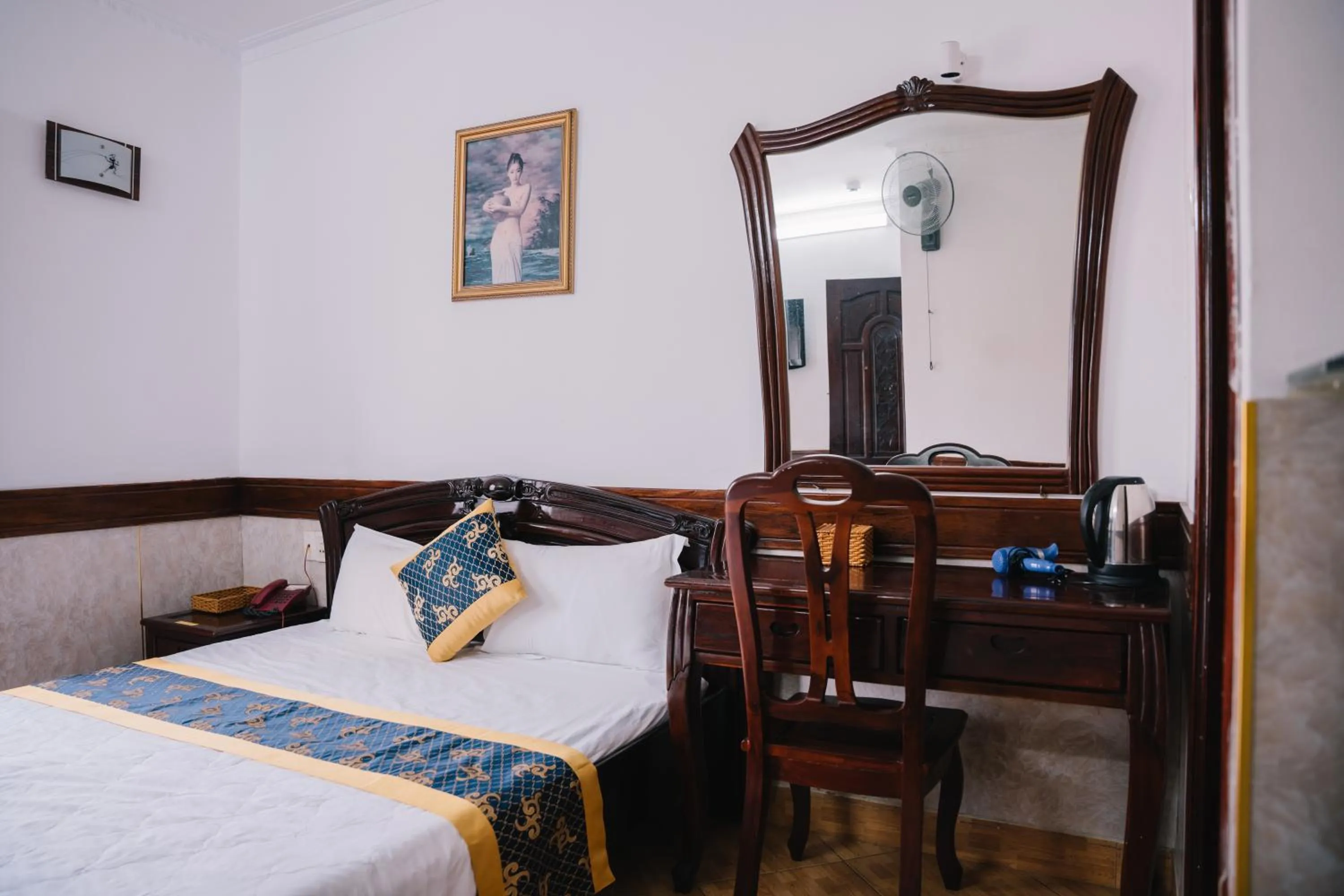 Bedroom, Bed in HUNG HUONG HOTEL
