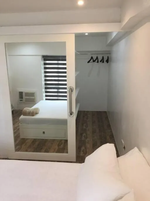 Bed in Renovated 2br 2tb Wifi/Netflix very near Mall QC