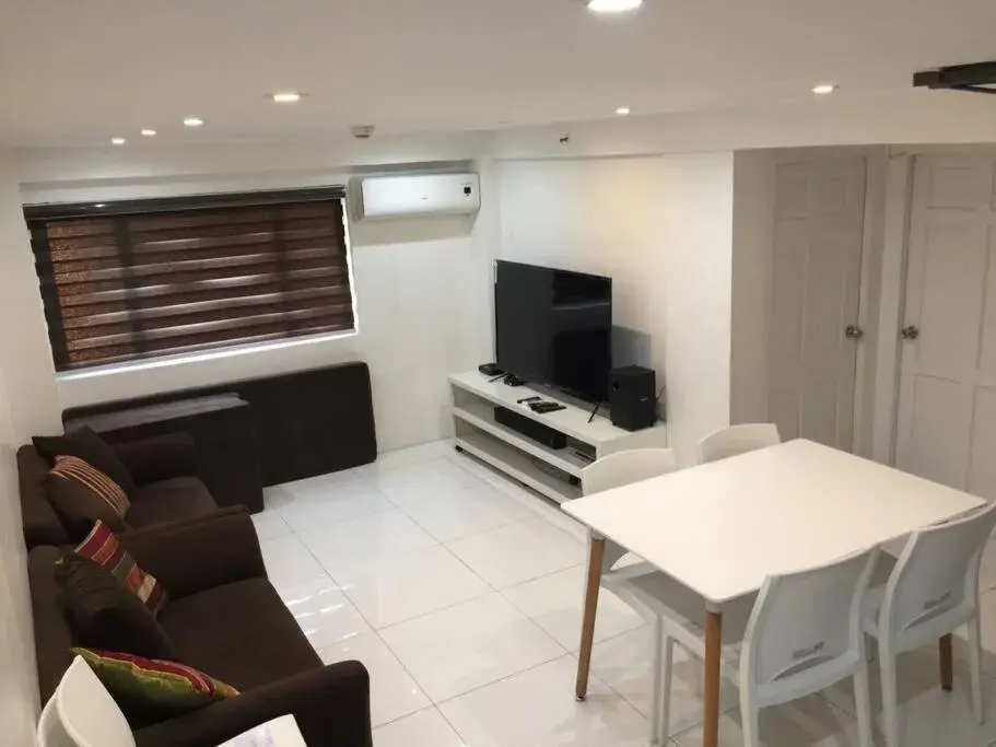 Renovated 2br 2tb Wifi/Netflix very near Mall QC Renovated 2br 2tb Wifi/Netflix very near Mall QC