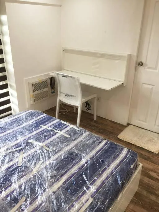 Bed in Renovated 2br 2tb Wifi/Netflix very near Mall QC