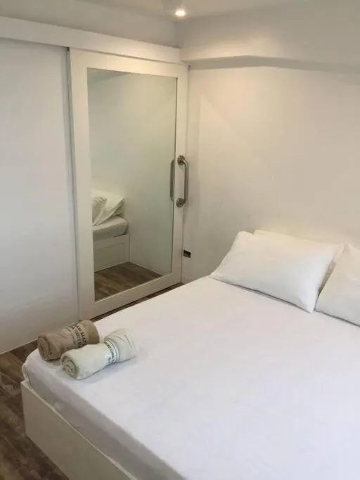 Bed in Renovated 2br 2tb Wifi/Netflix very near Mall QC