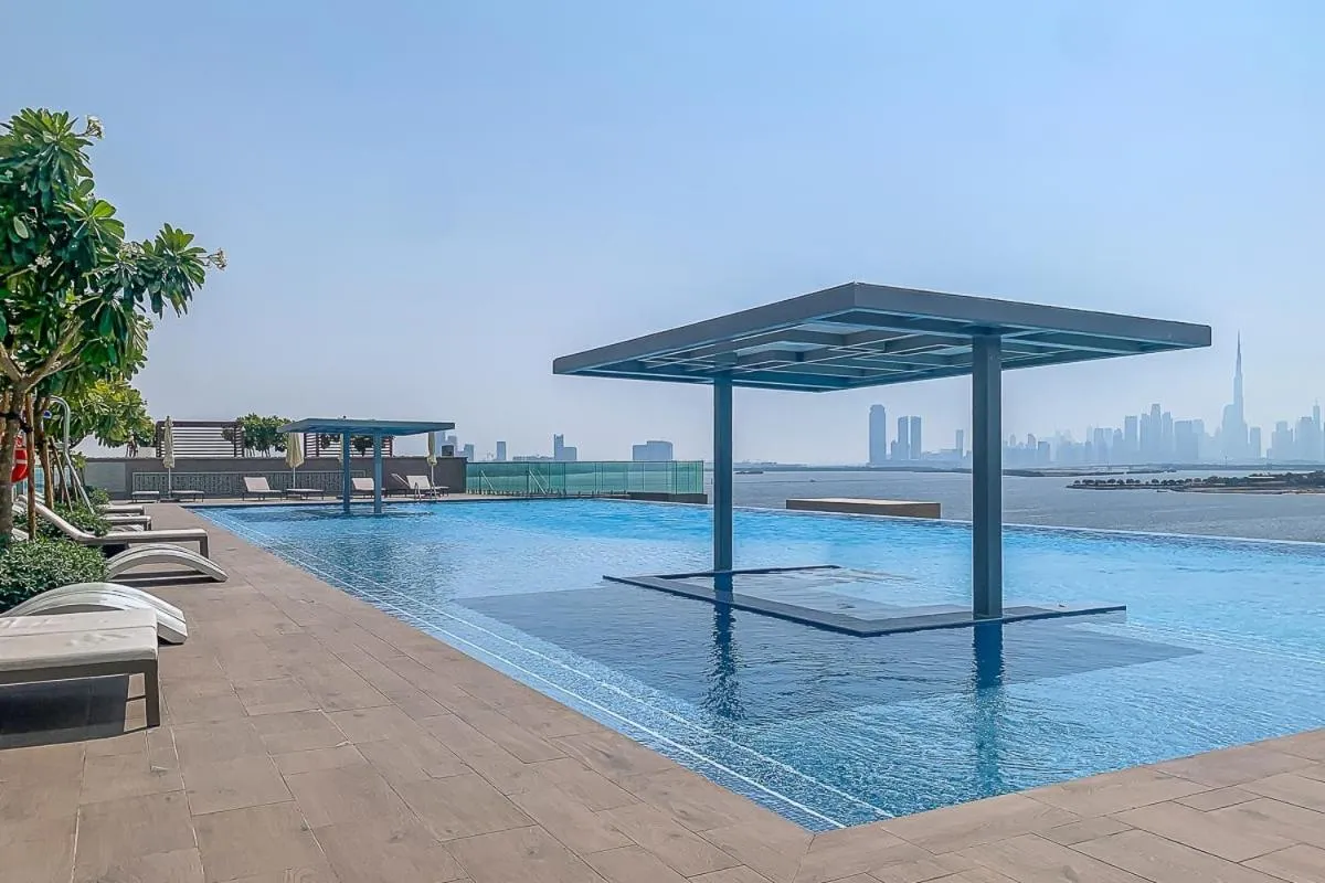 Swimming pool in Frank Porter - The Grand