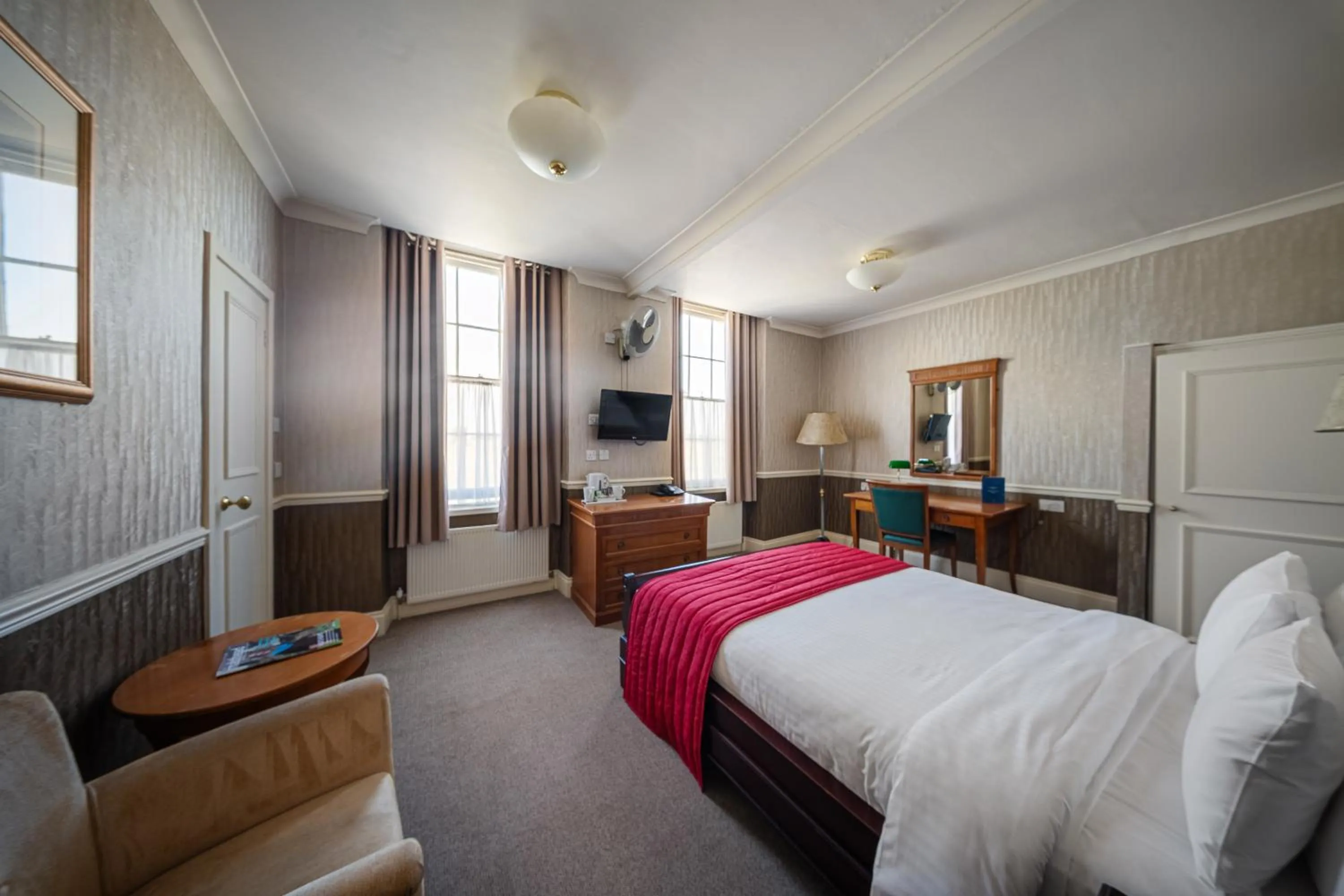 Bedroom, Bed in The Clarendon Hotel